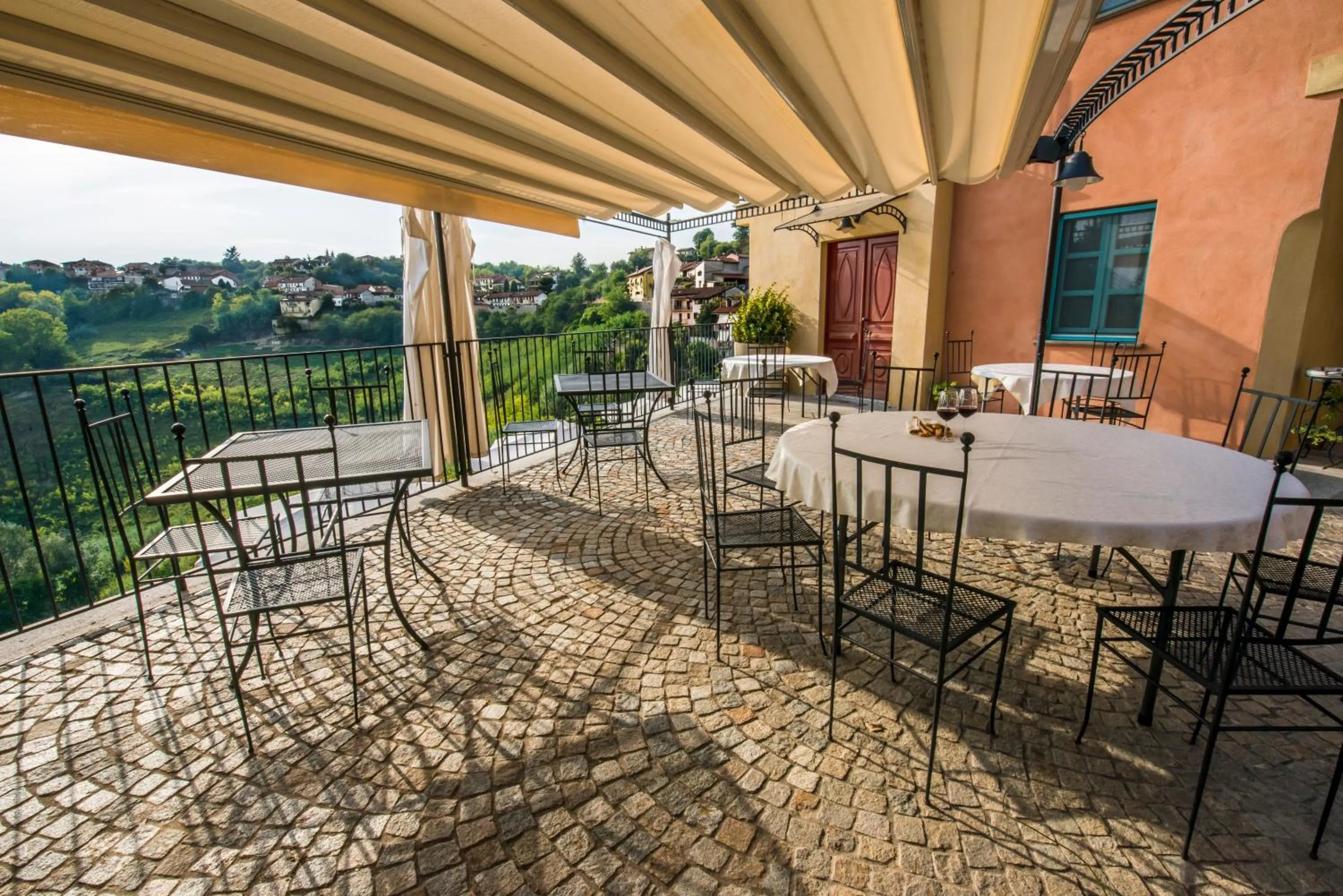 Inner courtyard view in Albergo Ristorante Garibaldi