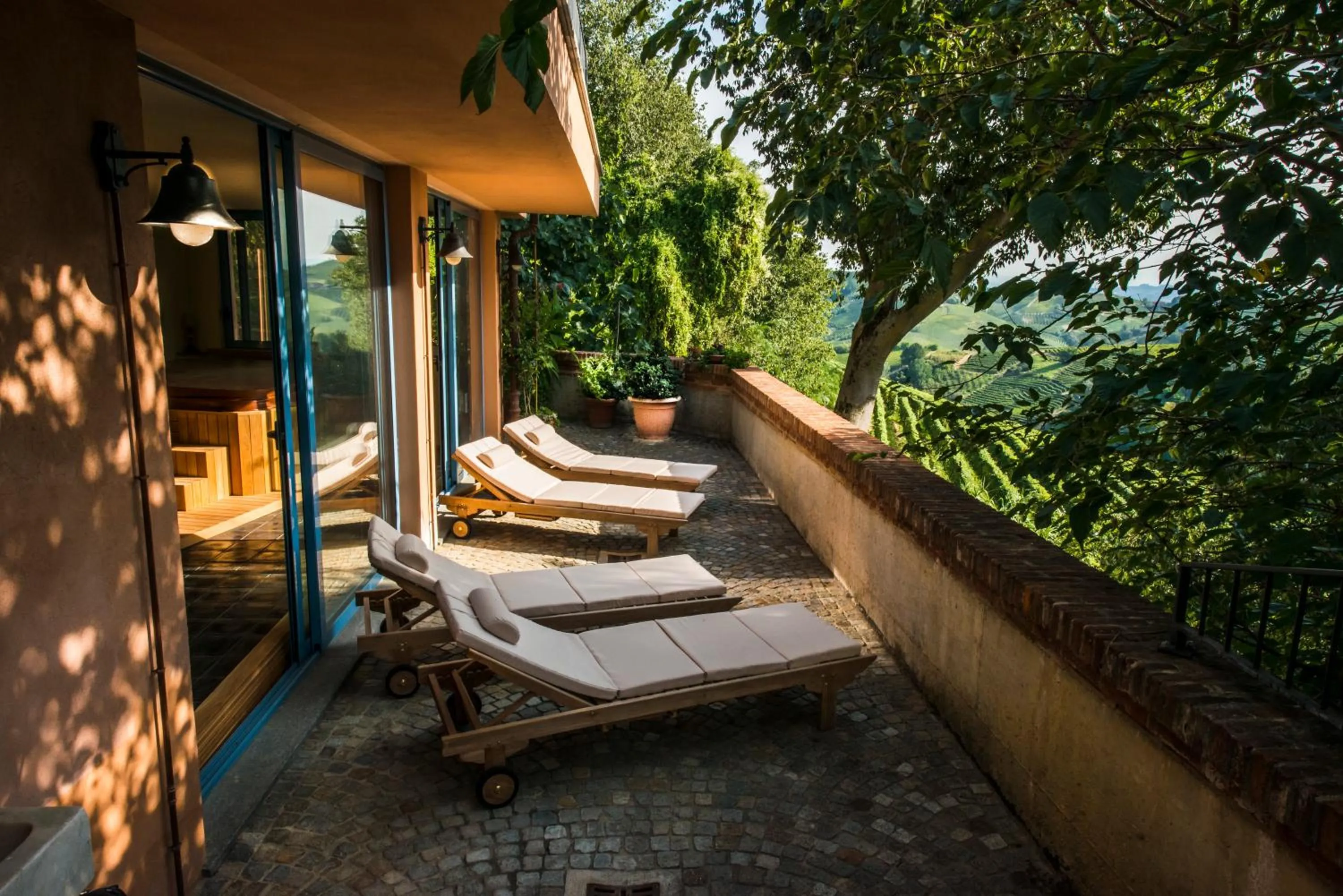 sunbed in Albergo Ristorante Garibaldi