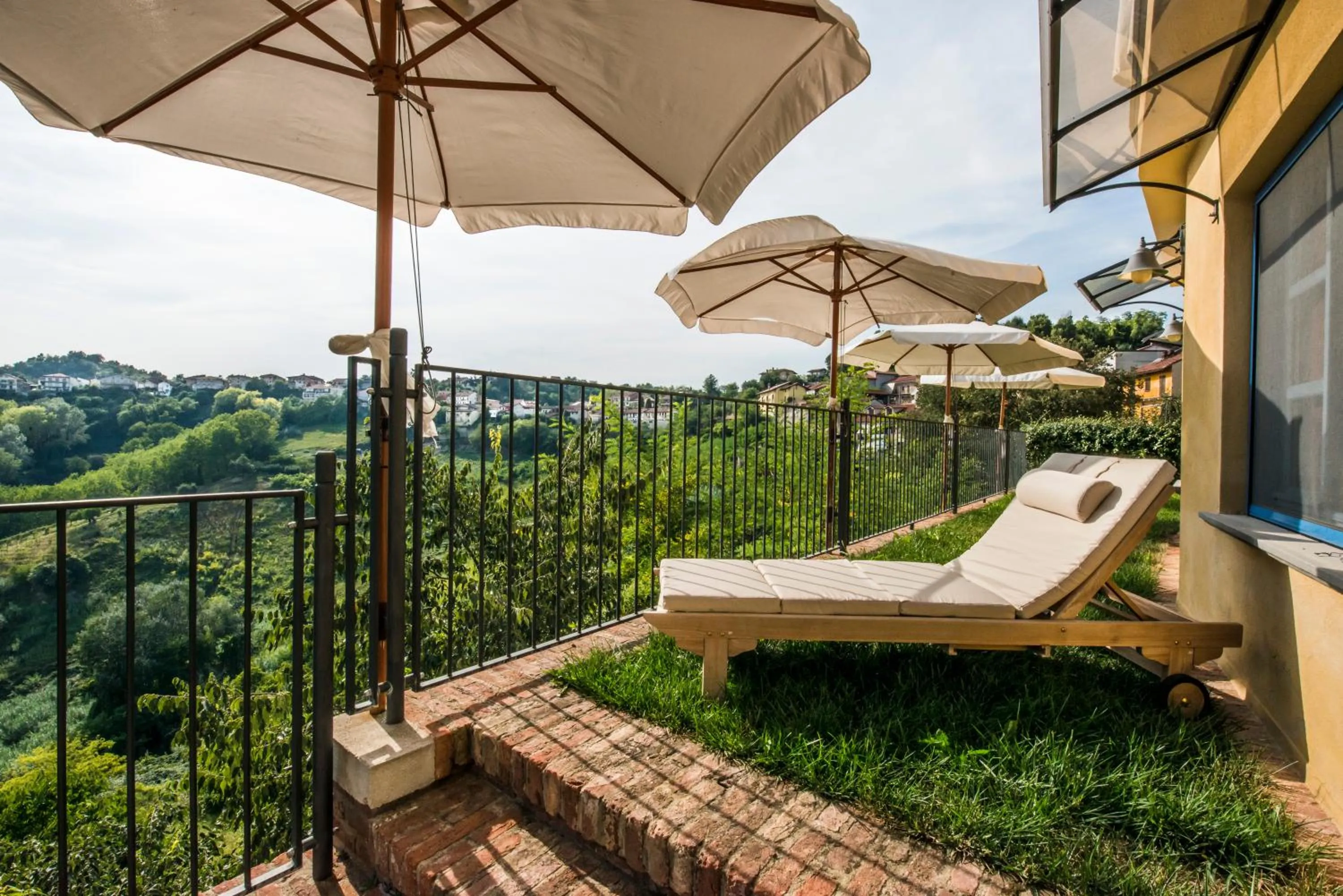 sunbed in Albergo Ristorante Garibaldi