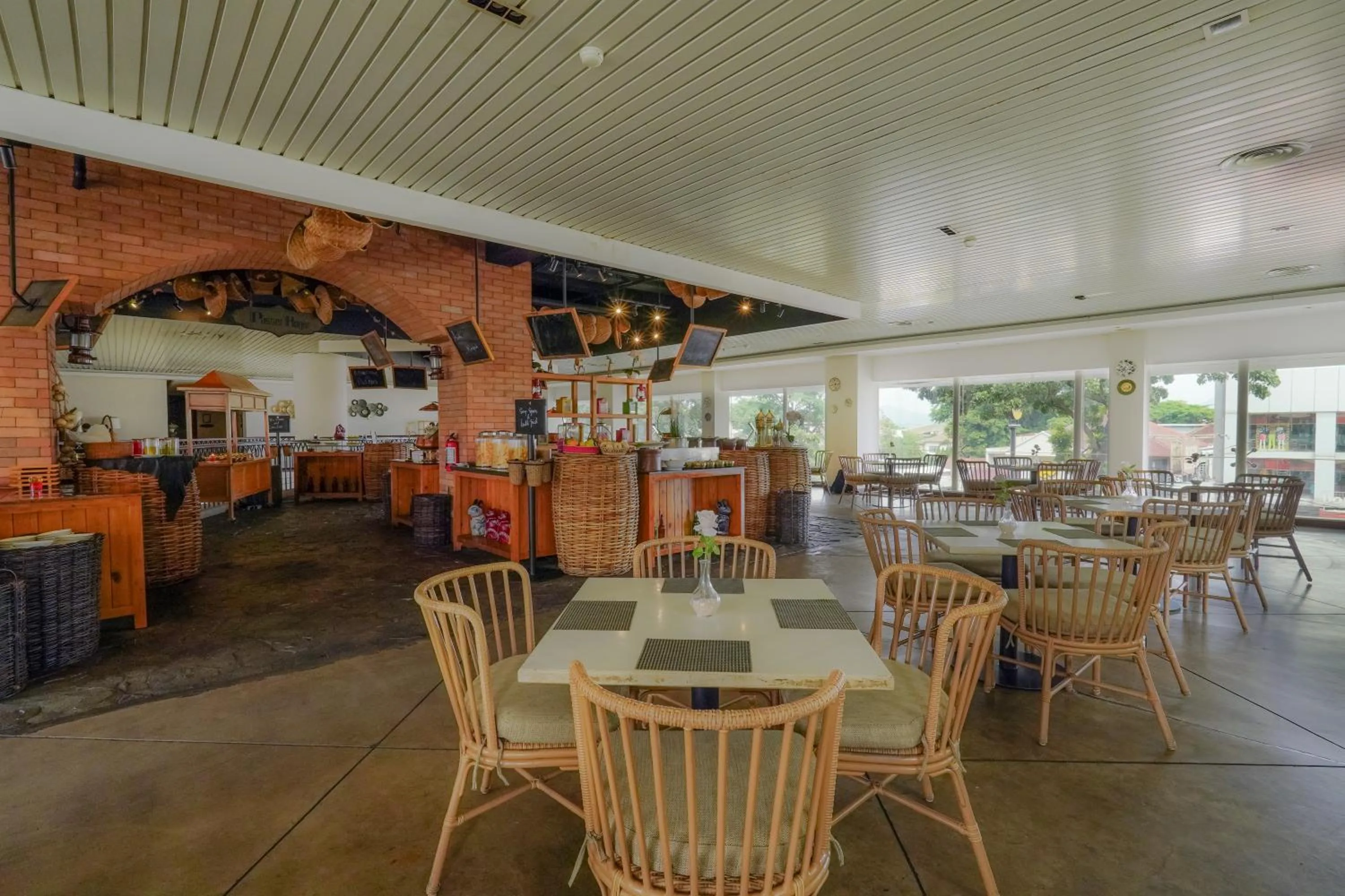 Restaurant/places to eat in Royal Padjadjaran Hotel