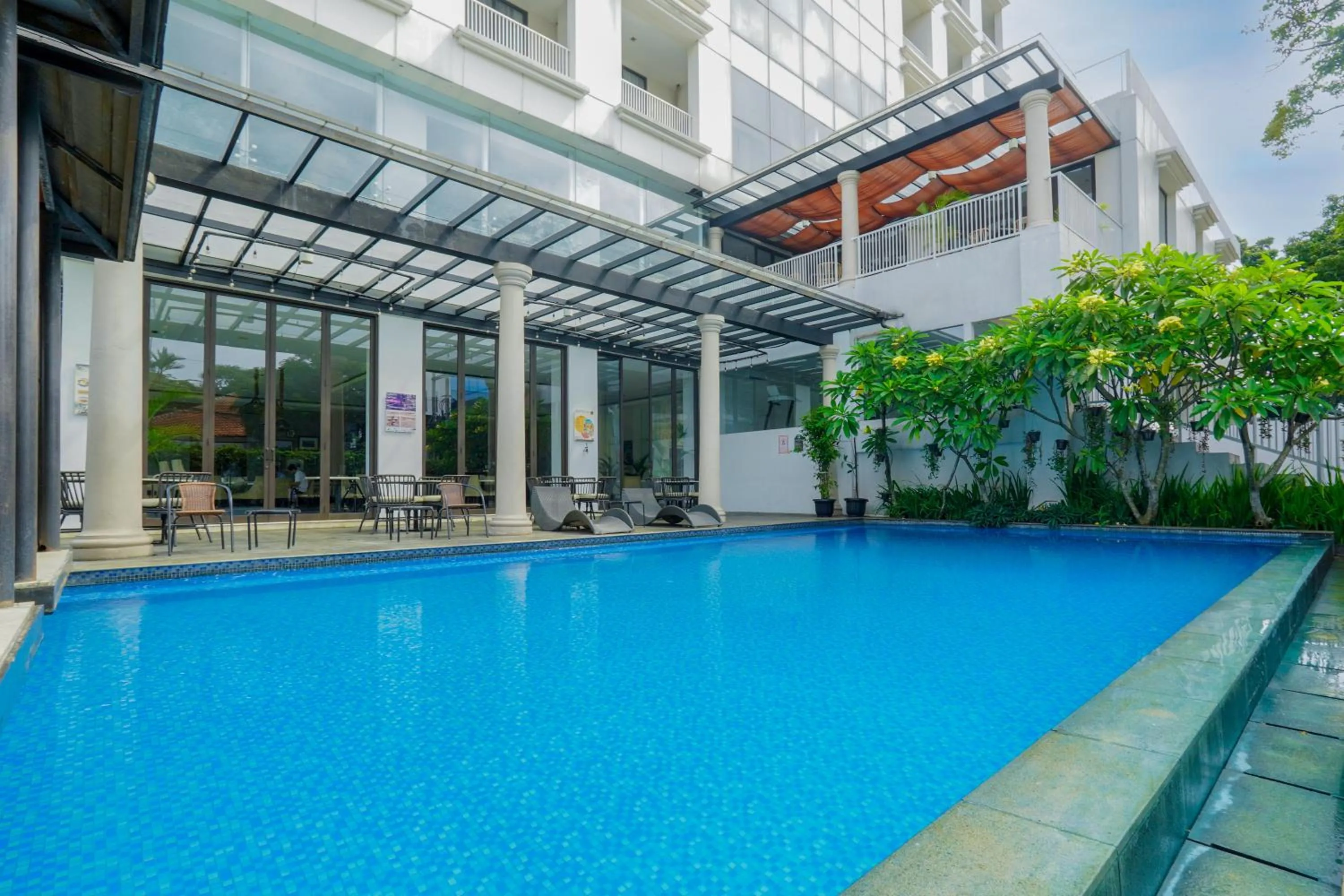Swimming pool in Royal Padjadjaran Hotel