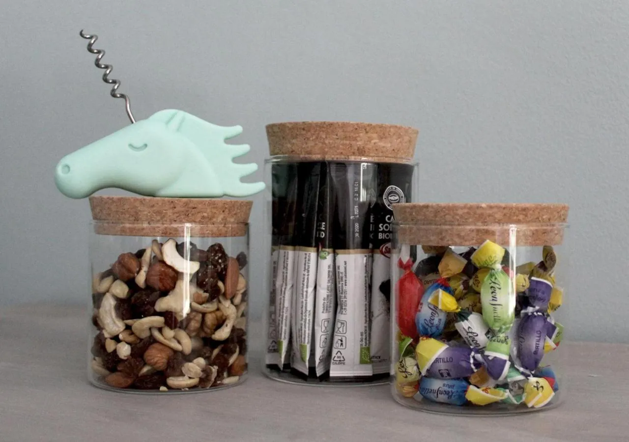 Decorative detail in il gabbiano giallo