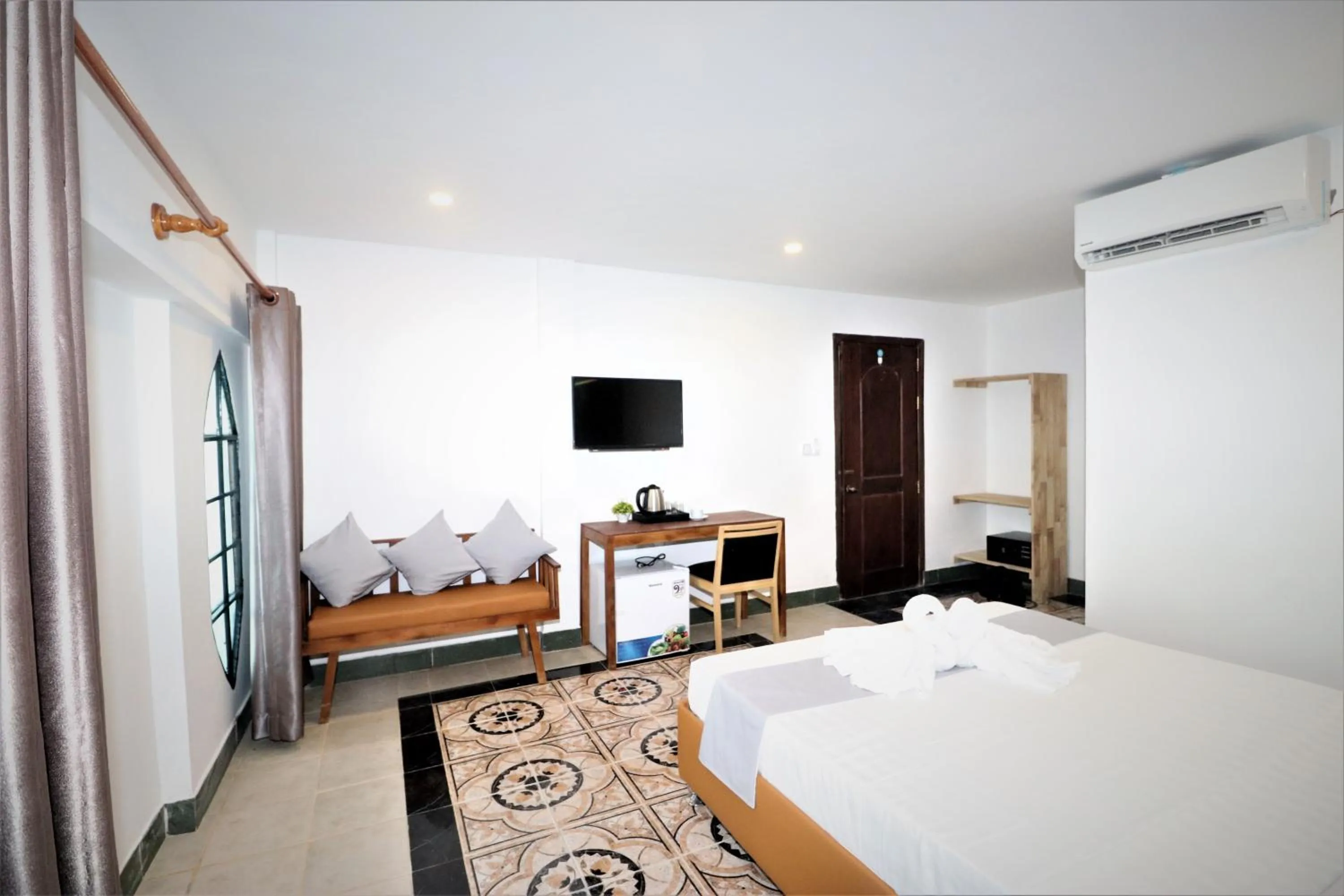 Balcony/Terrace, Bed in Grand Elevation Hotel