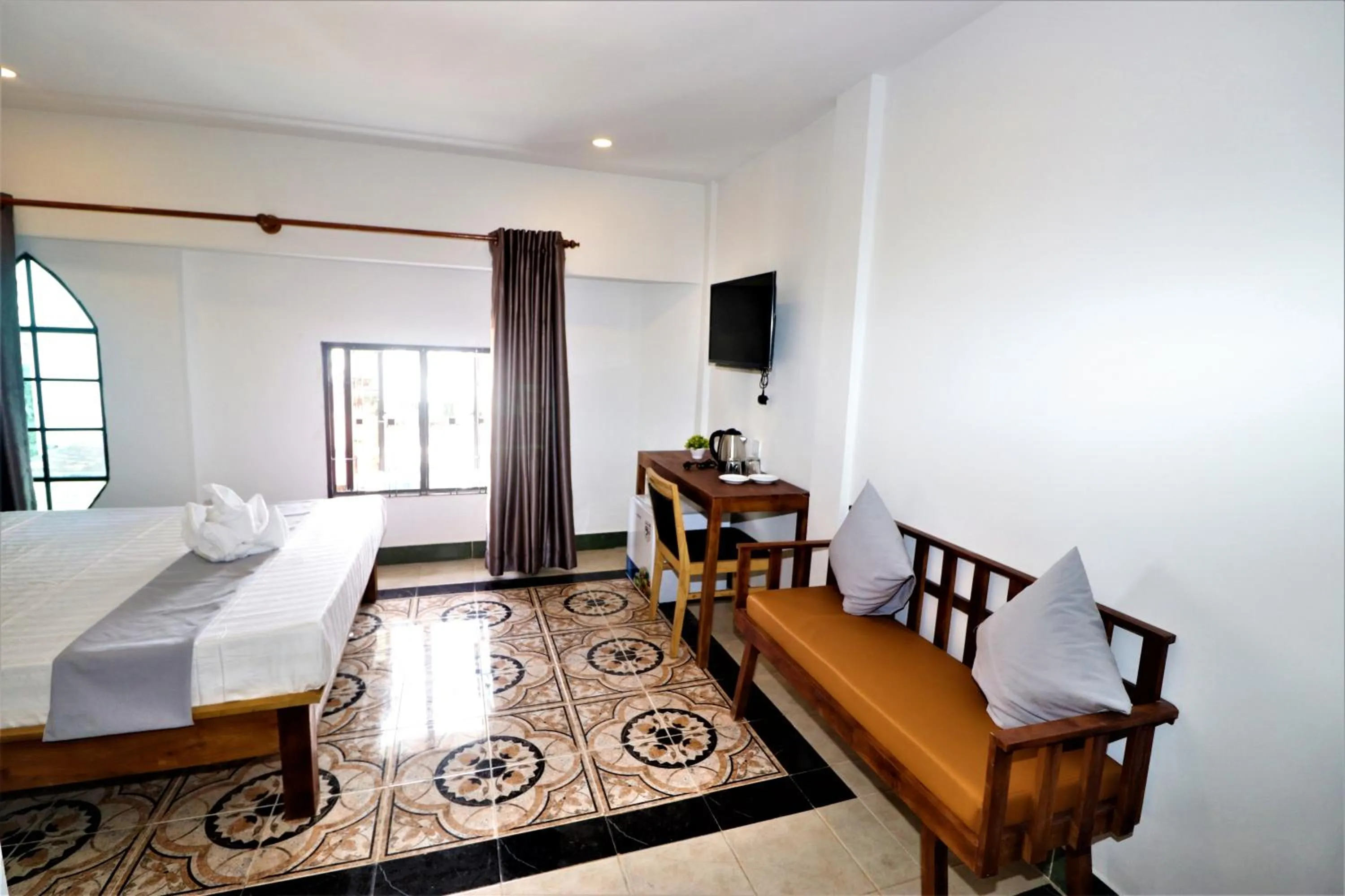 TV and multimedia, Bed in Grand Elevation Hotel