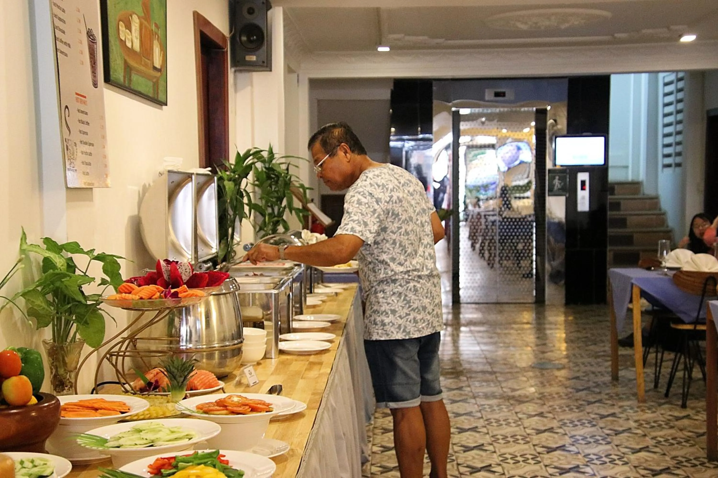 Restaurant/places to eat in Grand Elevation Hotel