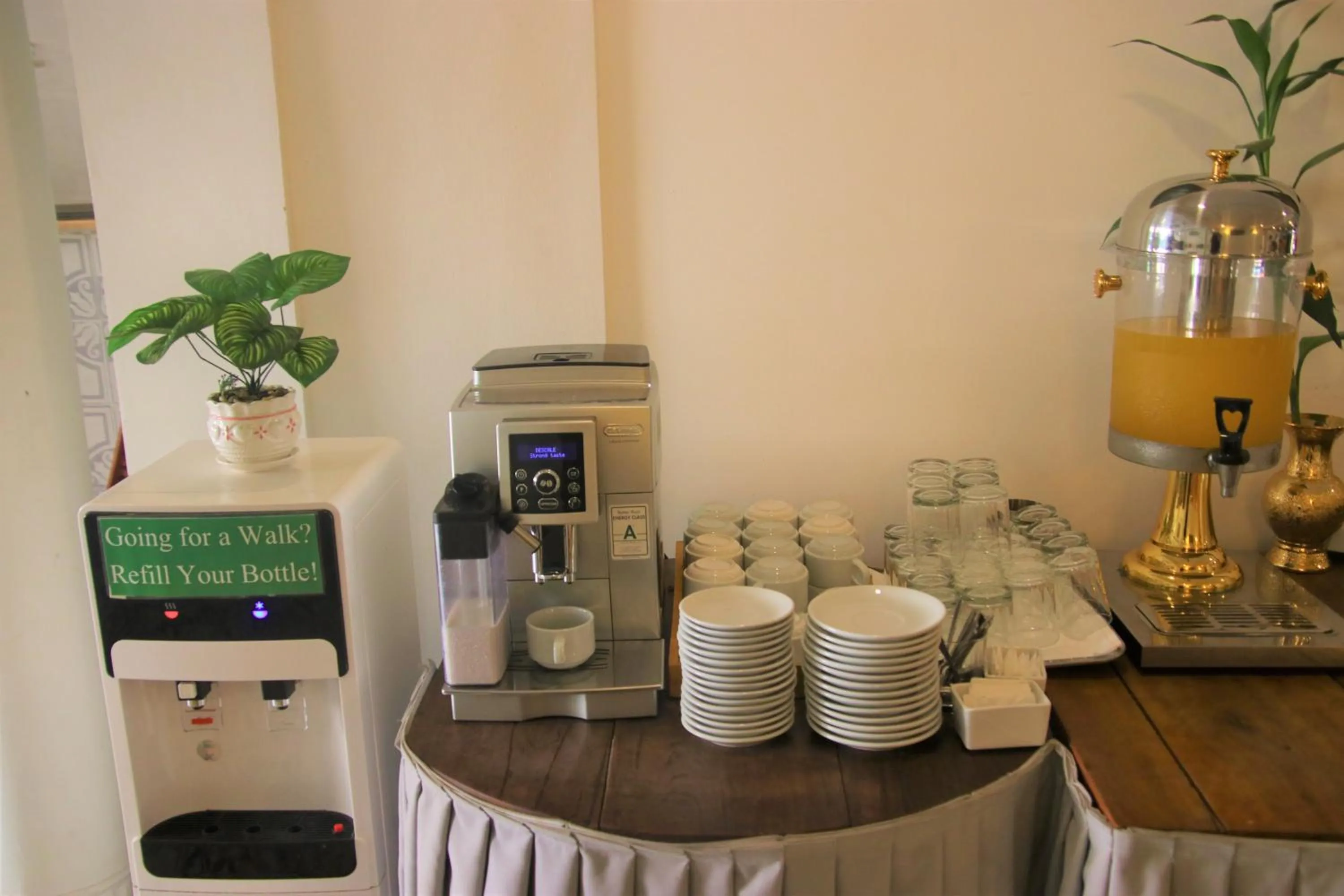 Restaurant/places to eat in Grand Elevation Hotel