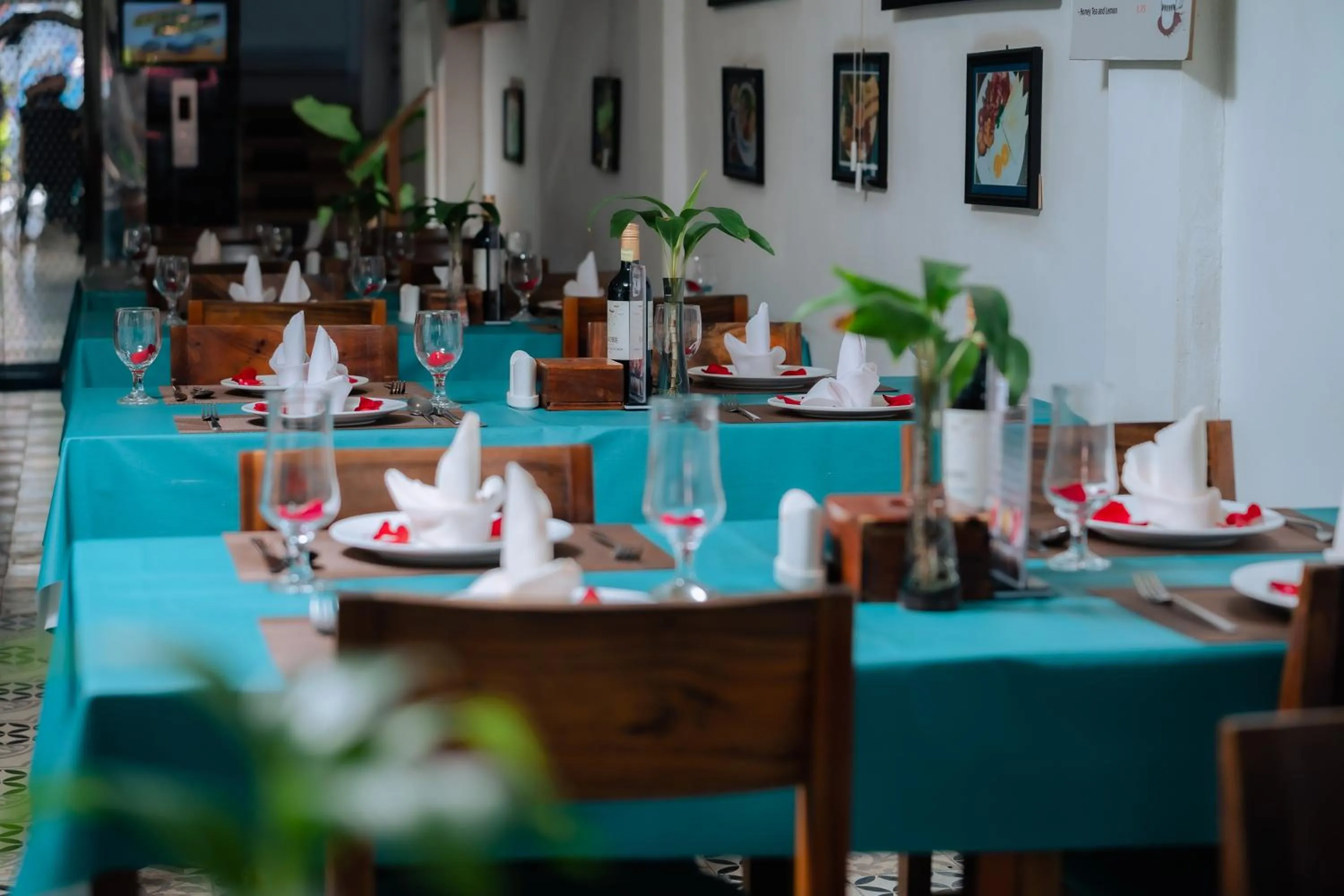 Restaurant/places to eat in Grand Elevation Hotel