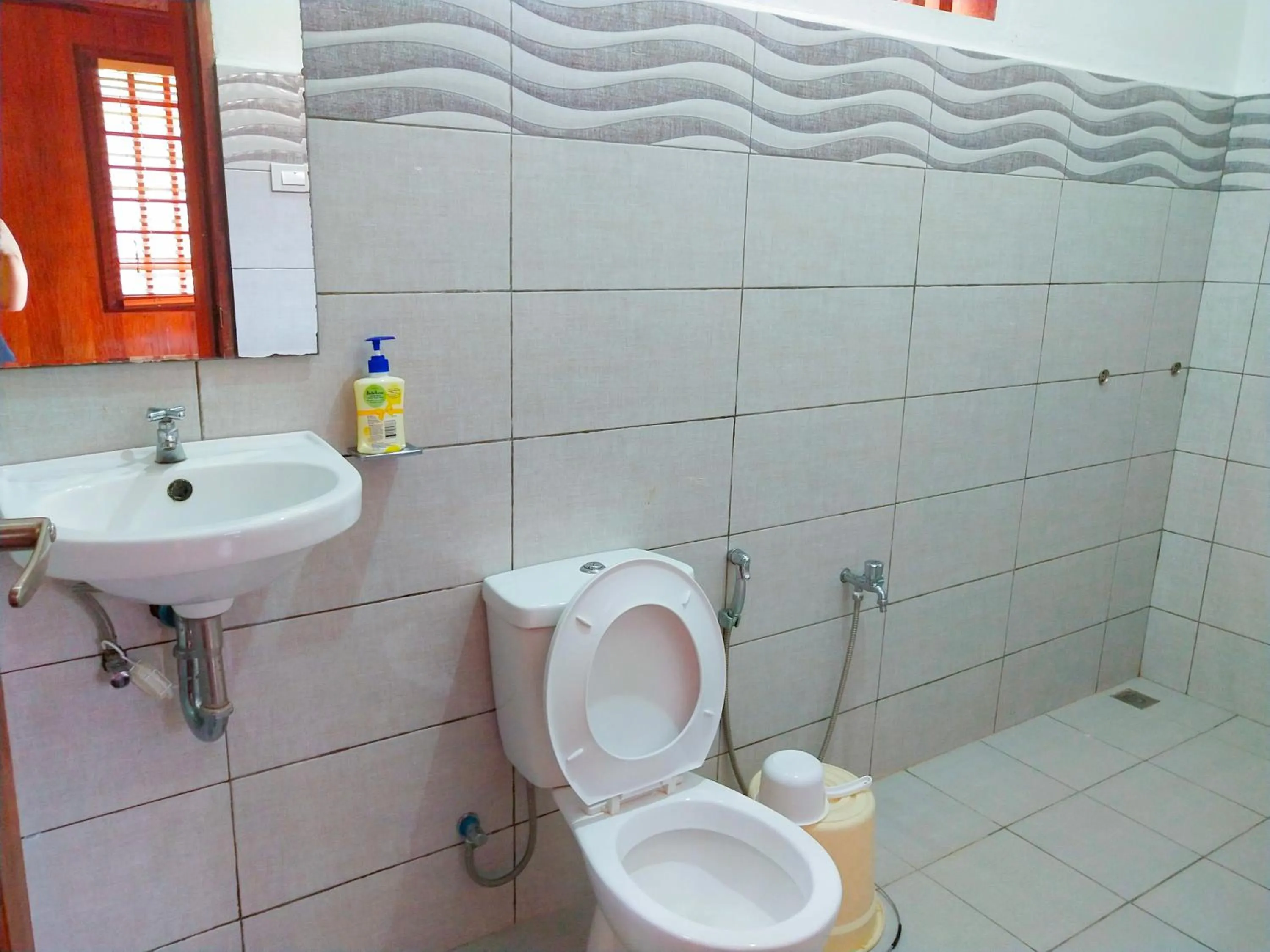 Shower in Victordelia Hilltop Hostel