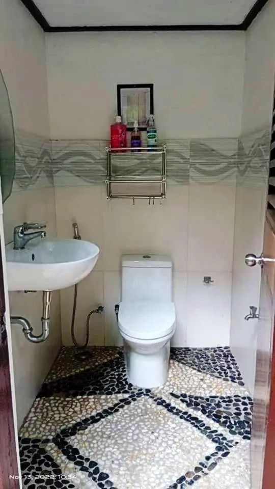 Toilet in Victordelia Hilltop Hostel