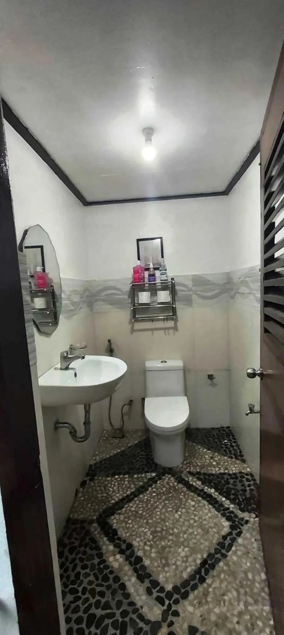 Toilet in Victordelia Hilltop Hostel