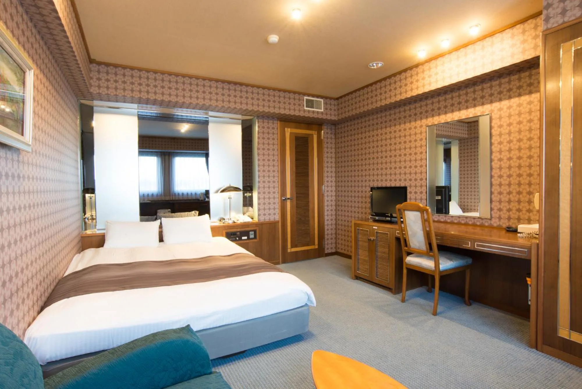 Bed in Hotel Suncrest