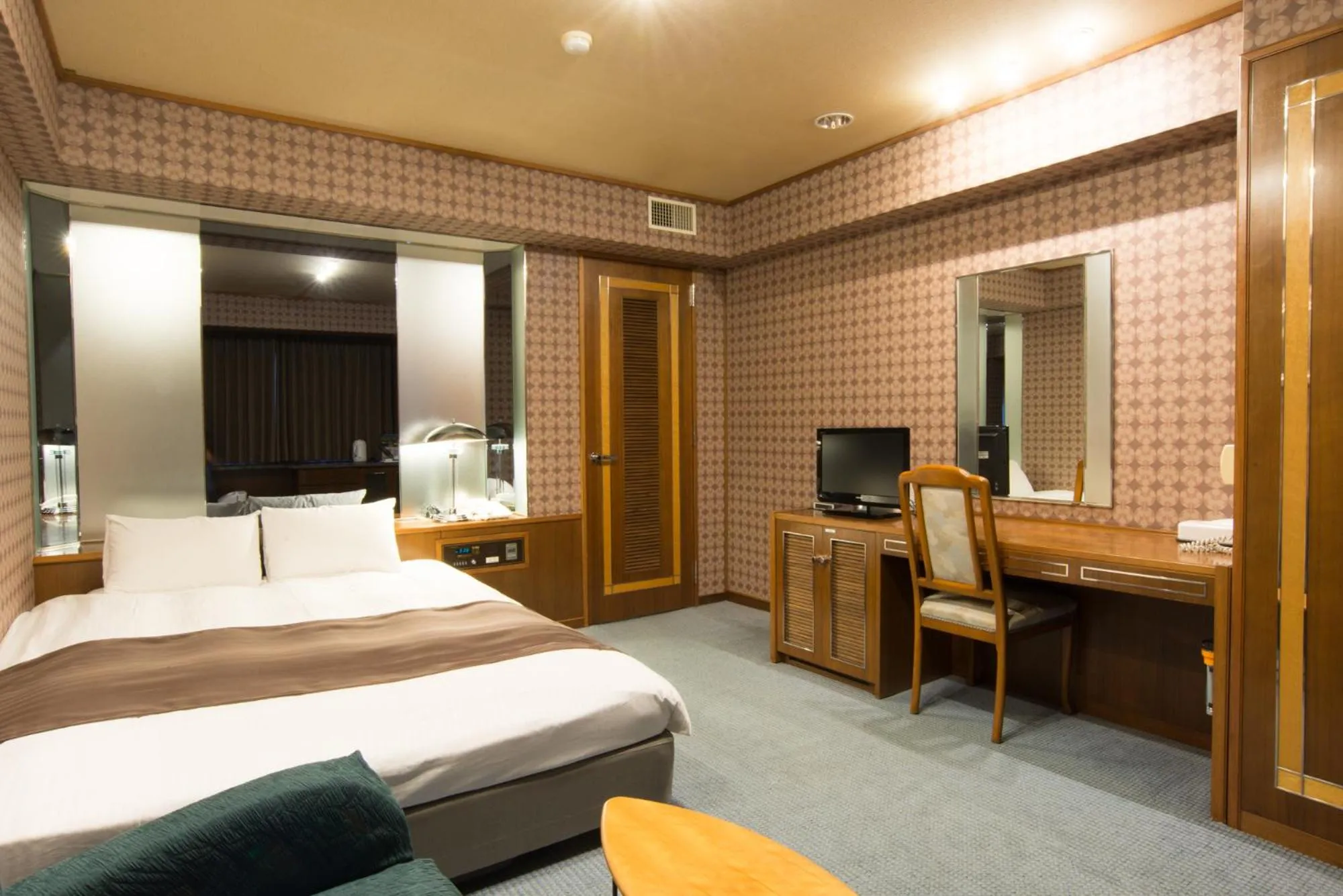 Bed in Hotel Suncrest