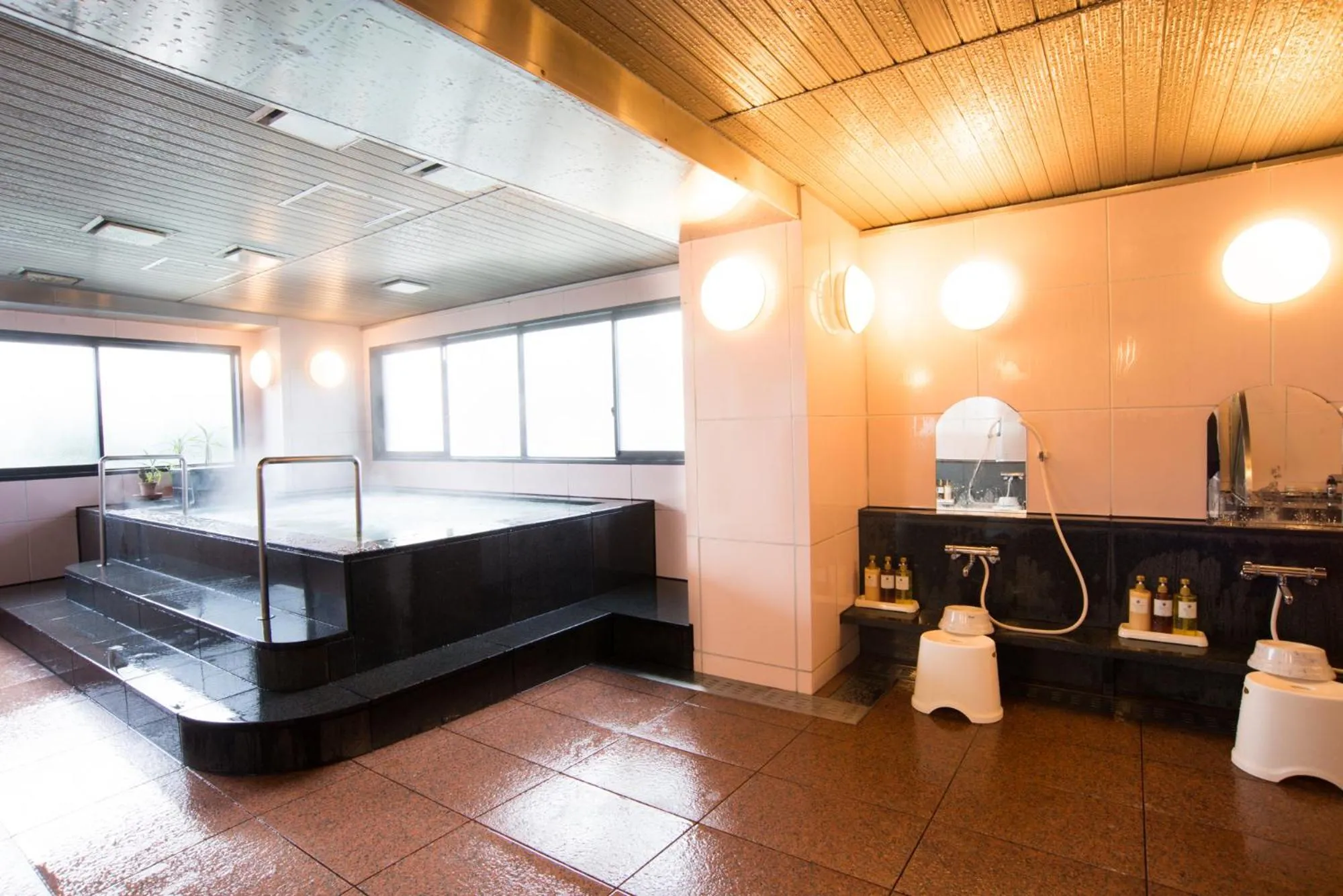 Public Bath, Bed in Hotel Suncrest