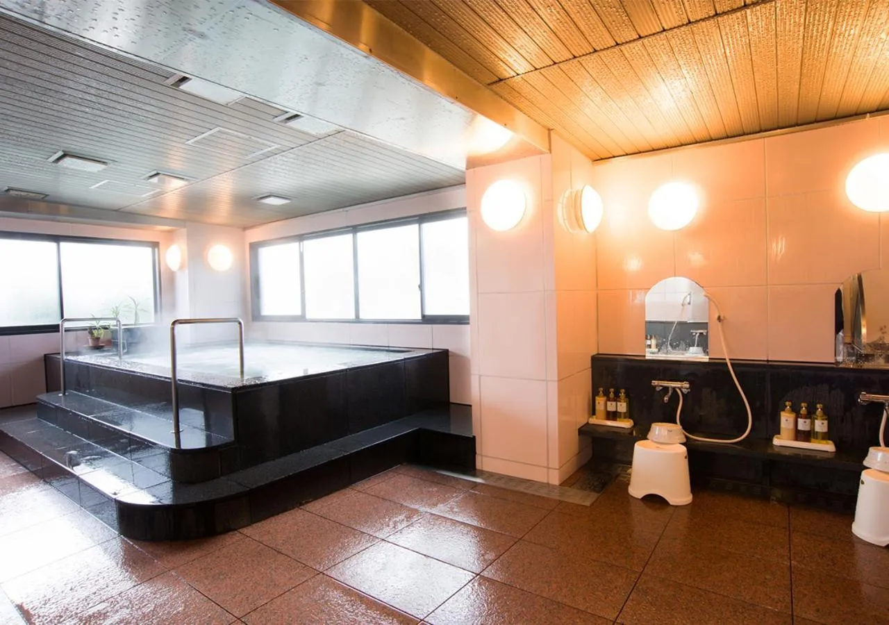 Public Bath, Bed in Hotel Suncrest