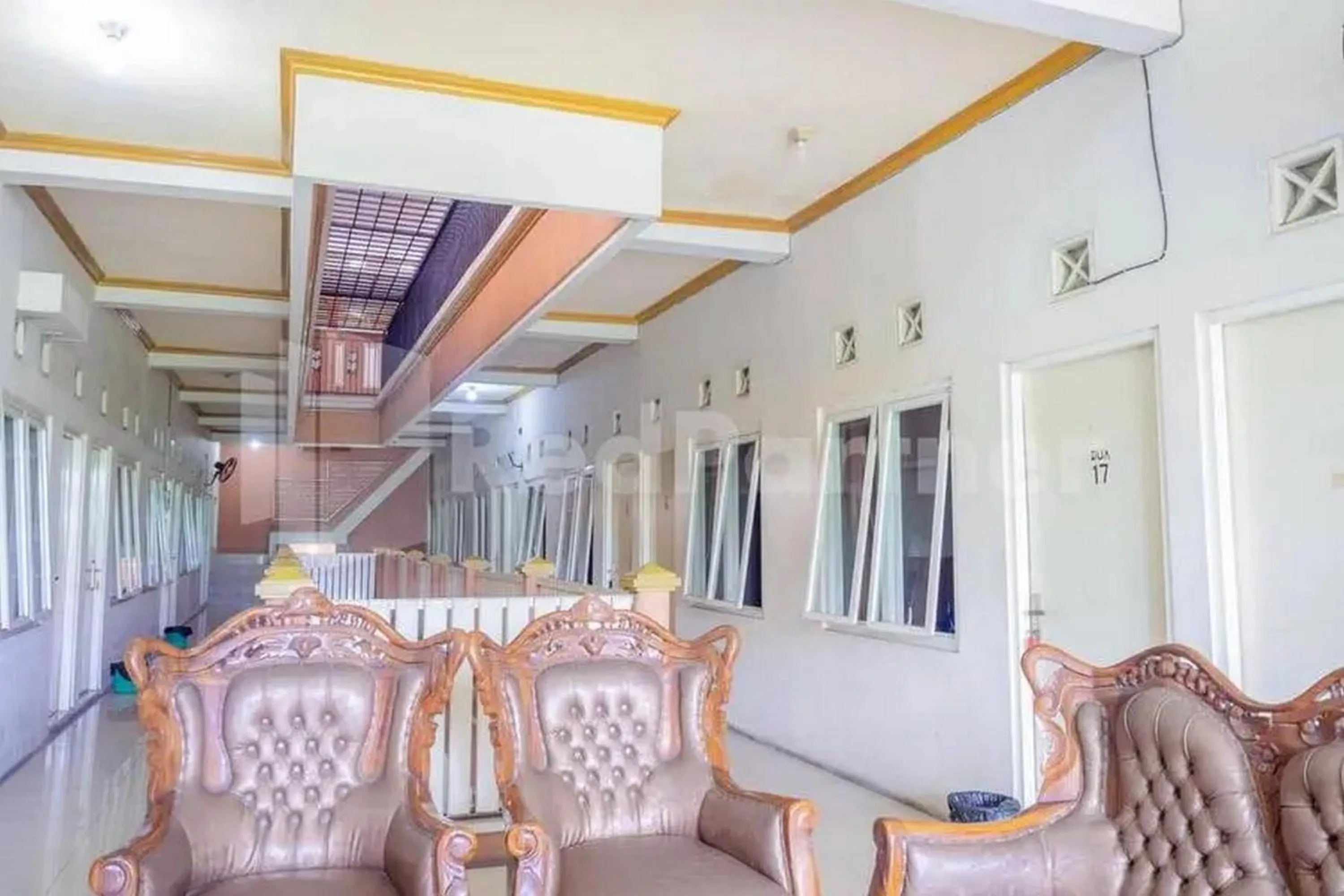 Seating area in Homestay Babussalam Rungkut Mitra RedDoorz