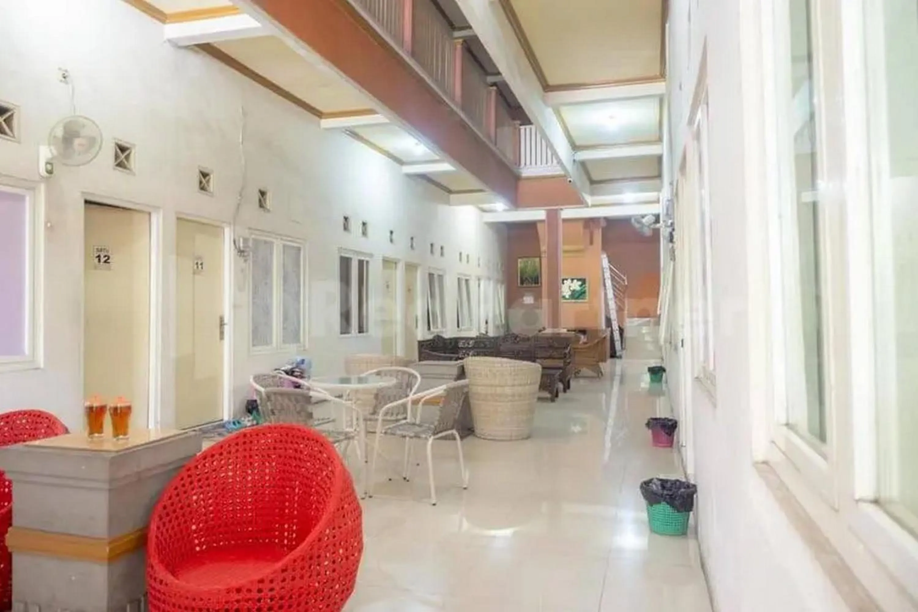 Seating area in Homestay Babussalam Rungkut Mitra RedDoorz