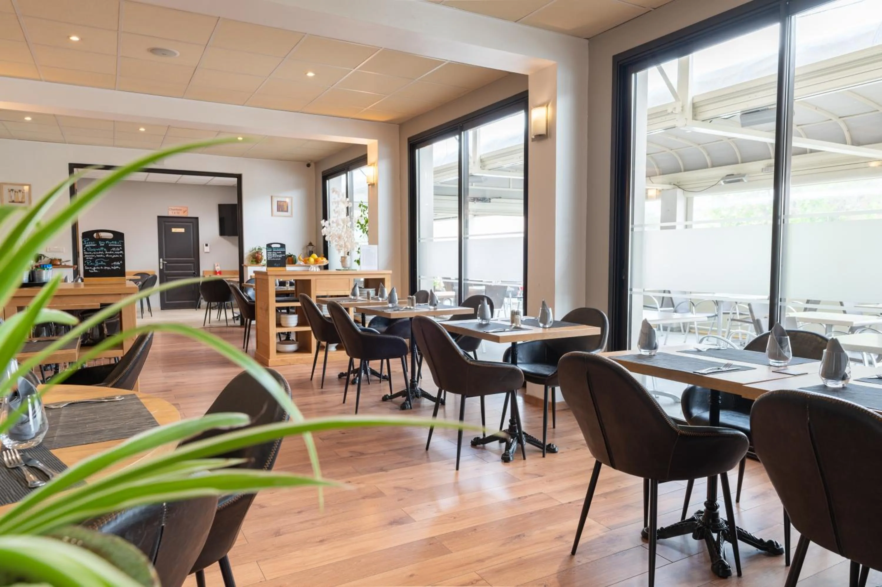 Restaurant/places to eat in Hôtel Des Nacres