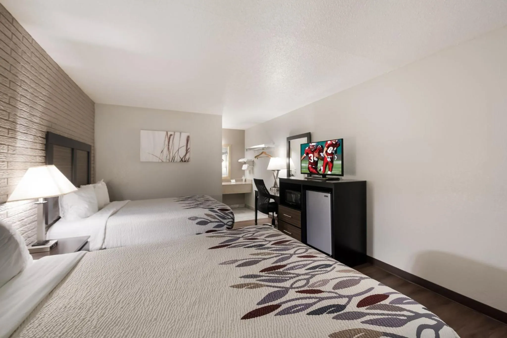 Photo of the whole room, Bed in Red Roof Inn Lenoir