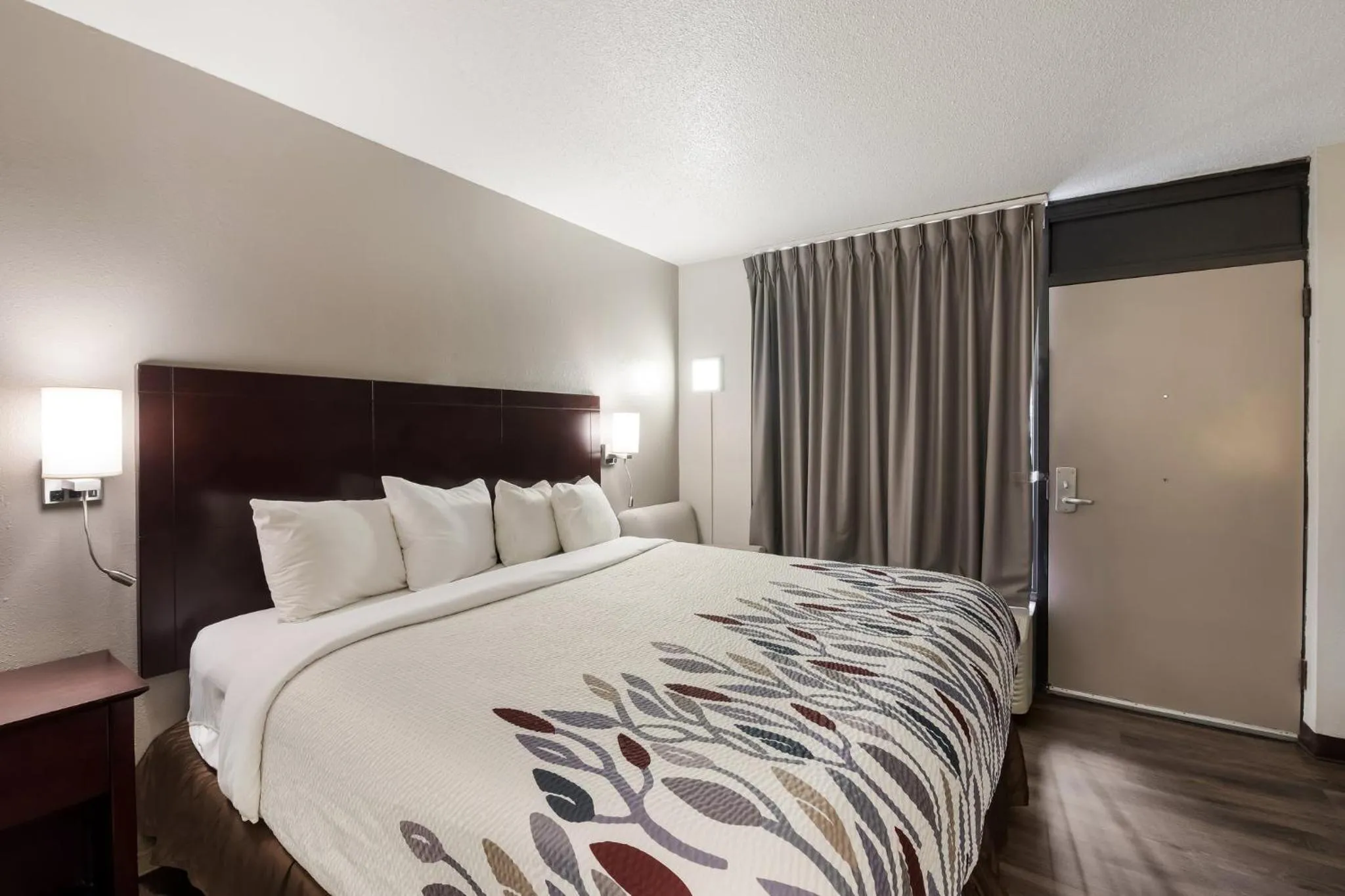 Photo of the whole room, Bed in Red Roof Inn Lenoir