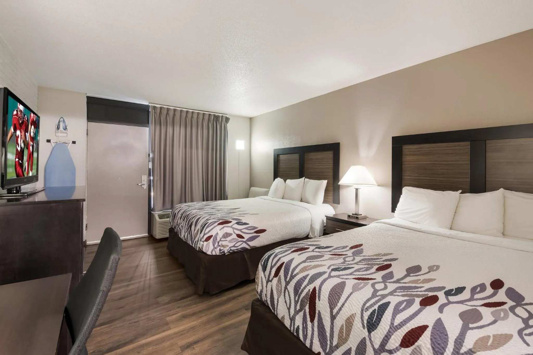 Photo of the whole room, Bed in Red Roof Inn Lenoir