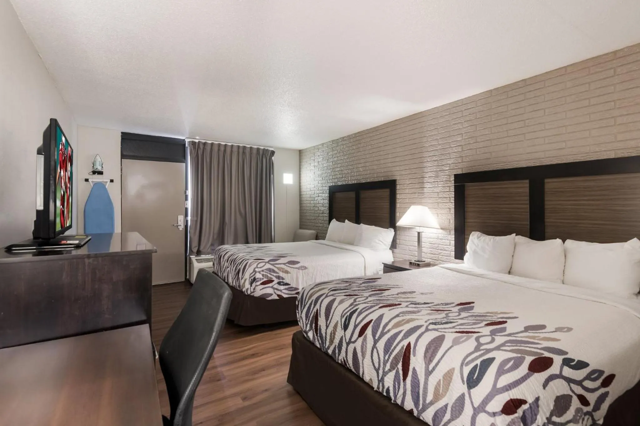 Photo of the whole room, Bed in Red Roof Inn Lenoir