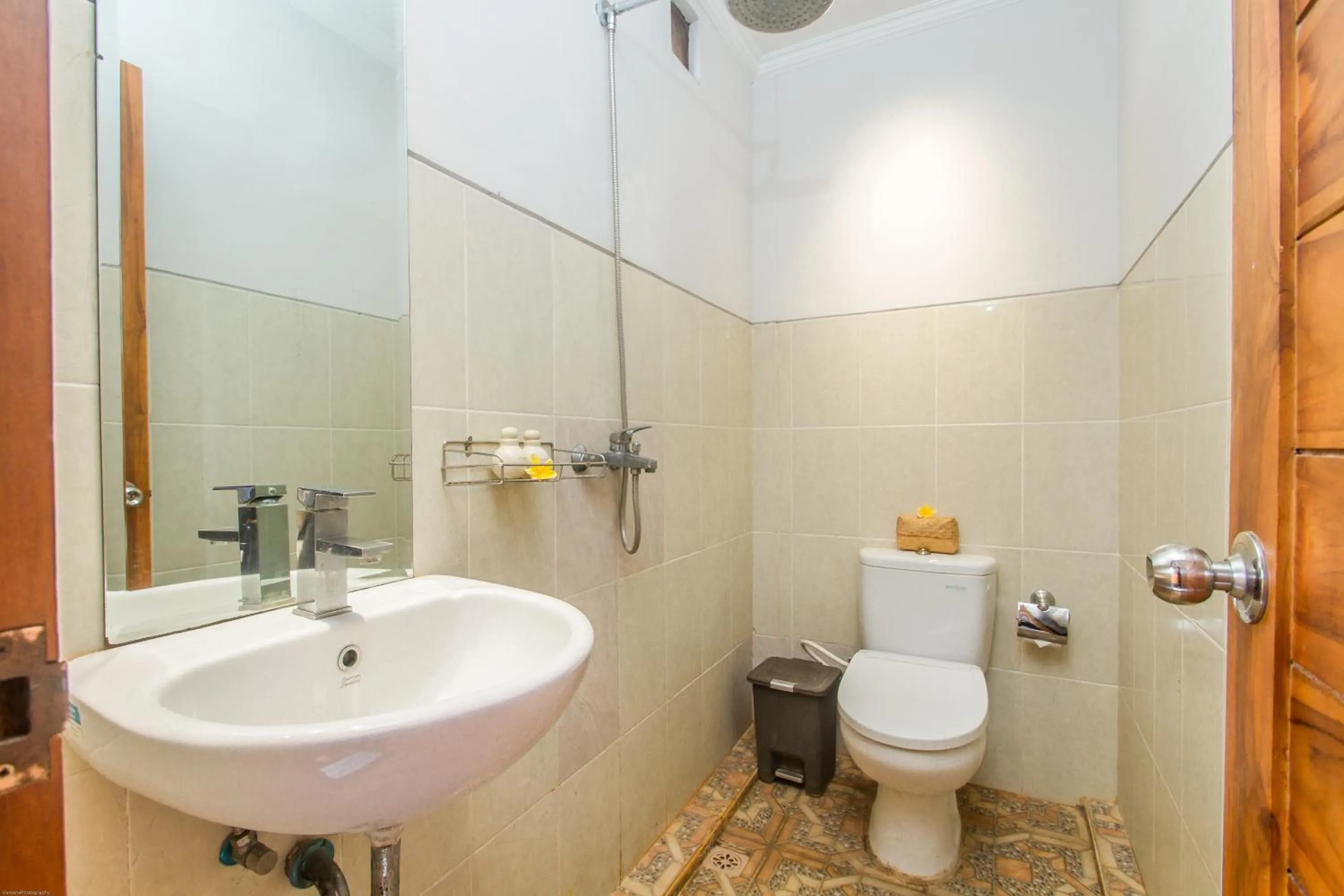 Toilet in Hartaning House by GenuineHost