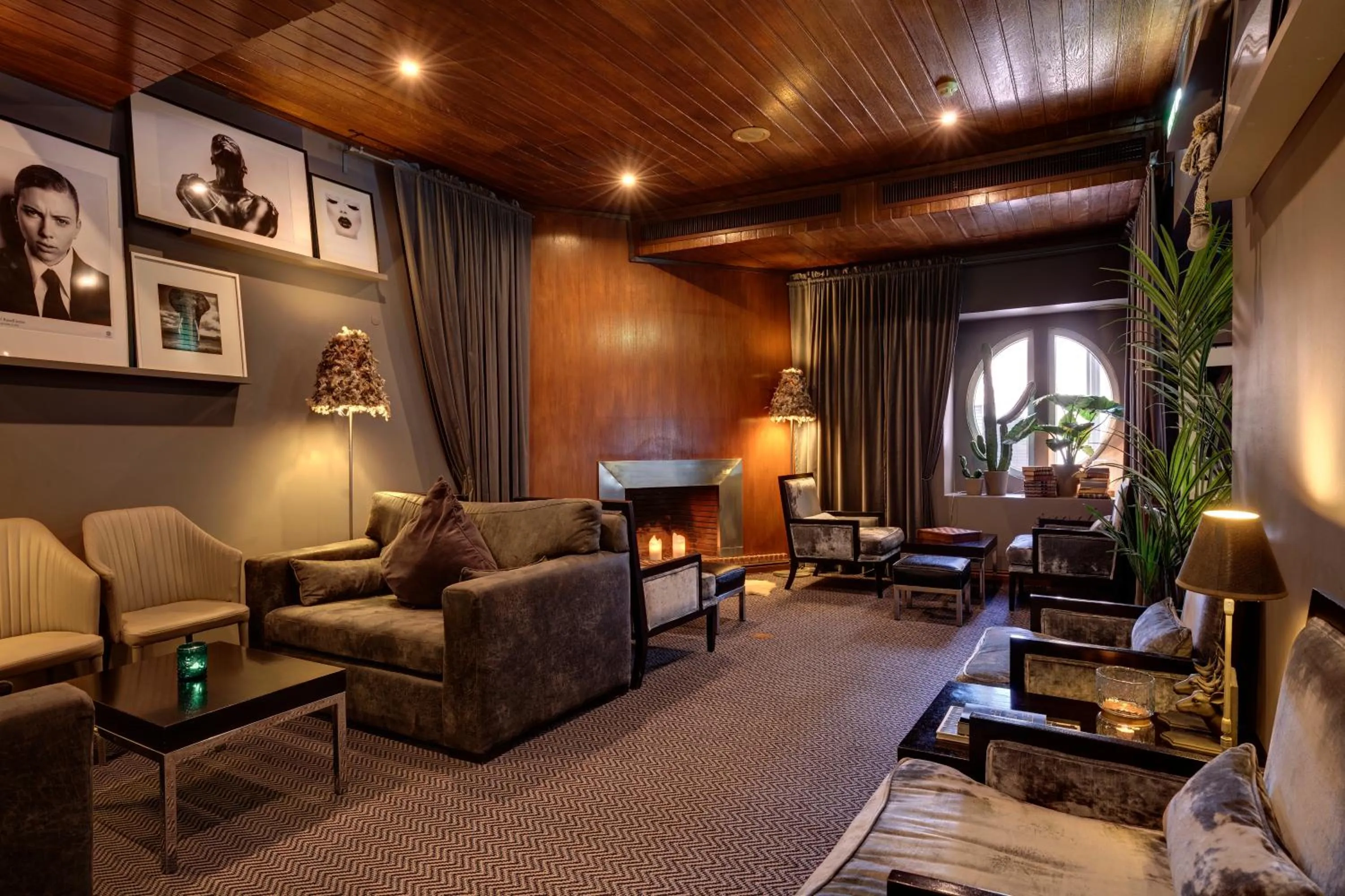 Lounge or bar in Hotel Inglaterra - Charme & Boutique