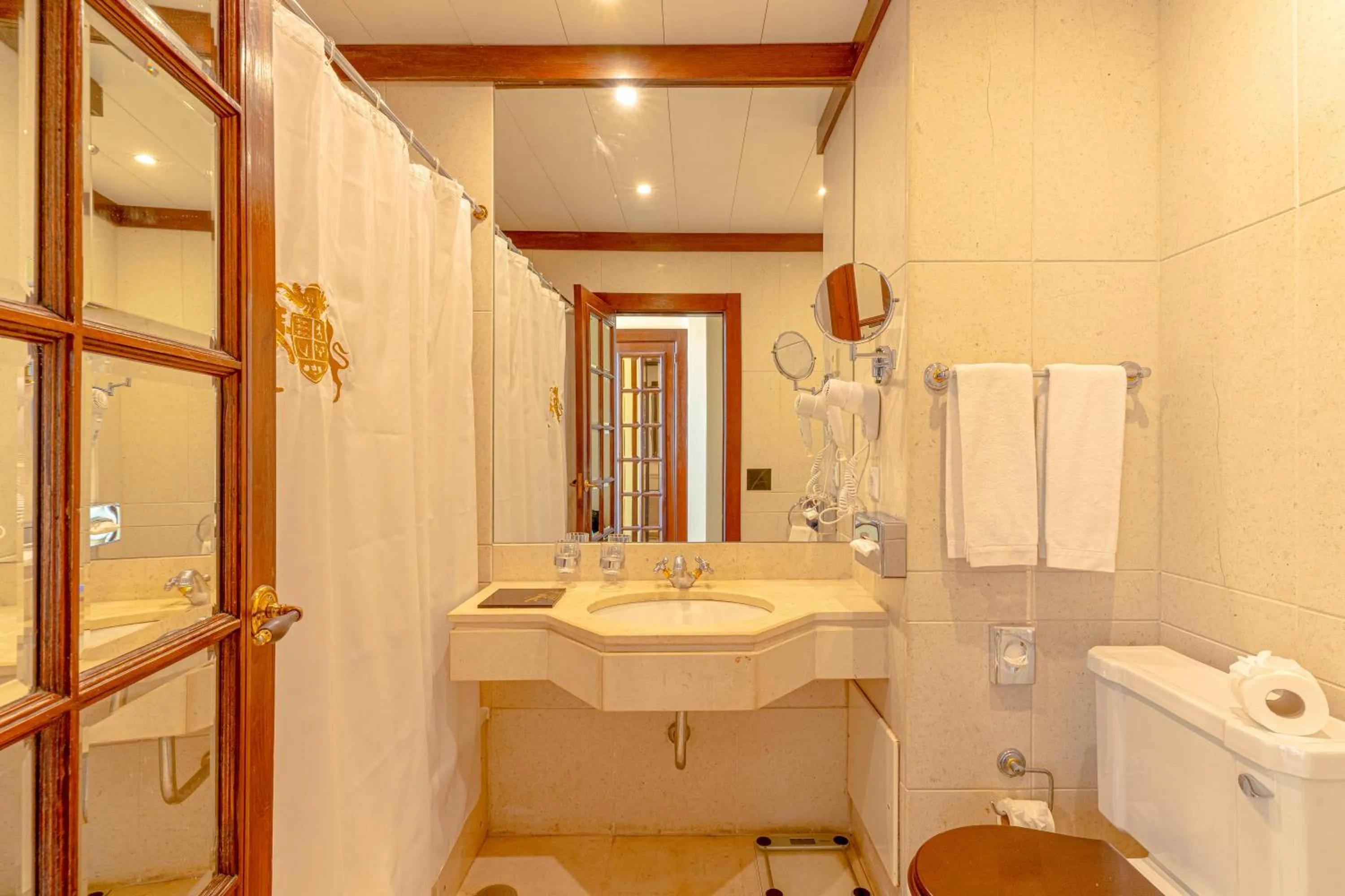 Bathroom in Hotel Inglaterra - Charme & Boutique