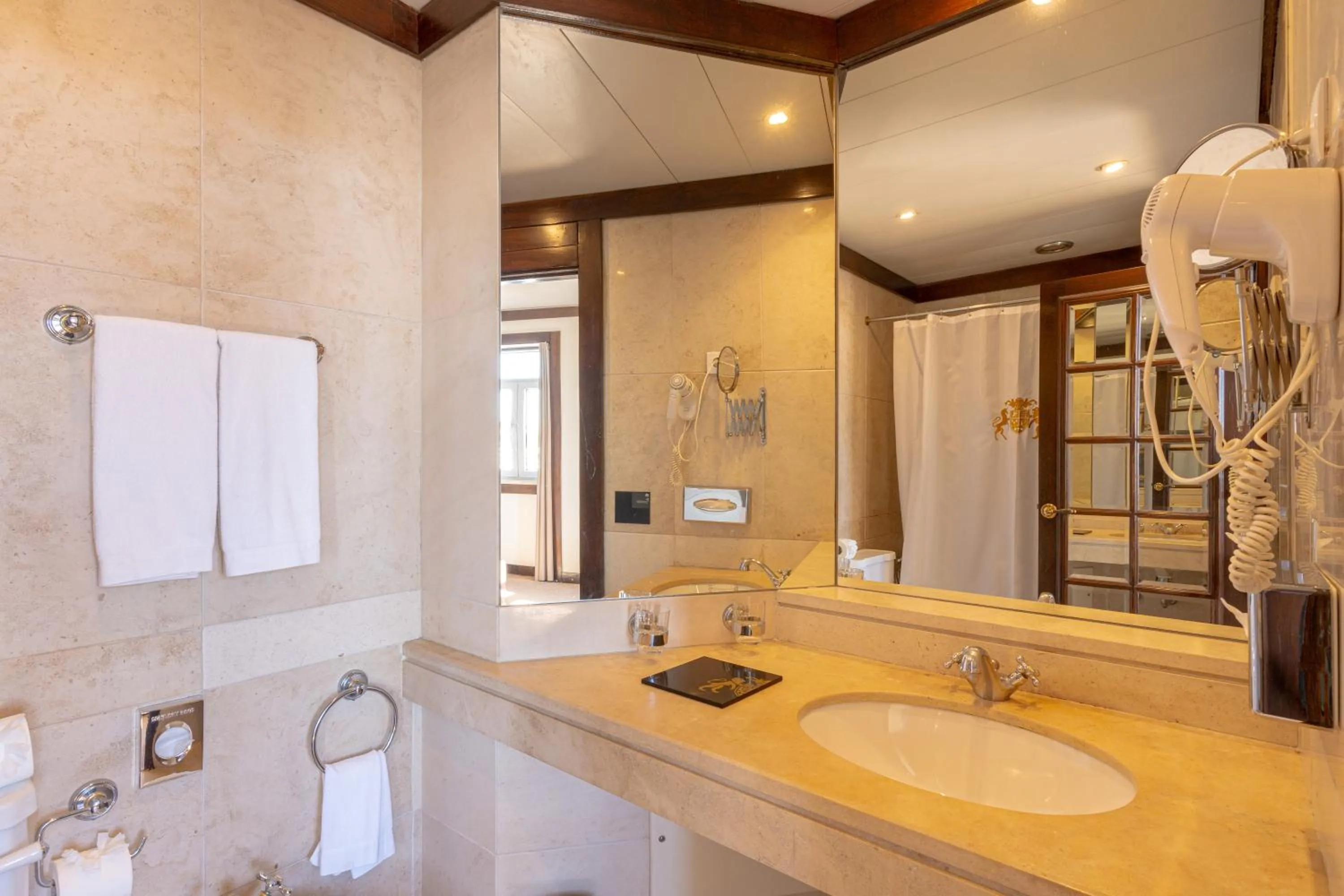 Bathroom in Hotel Inglaterra - Charme & Boutique