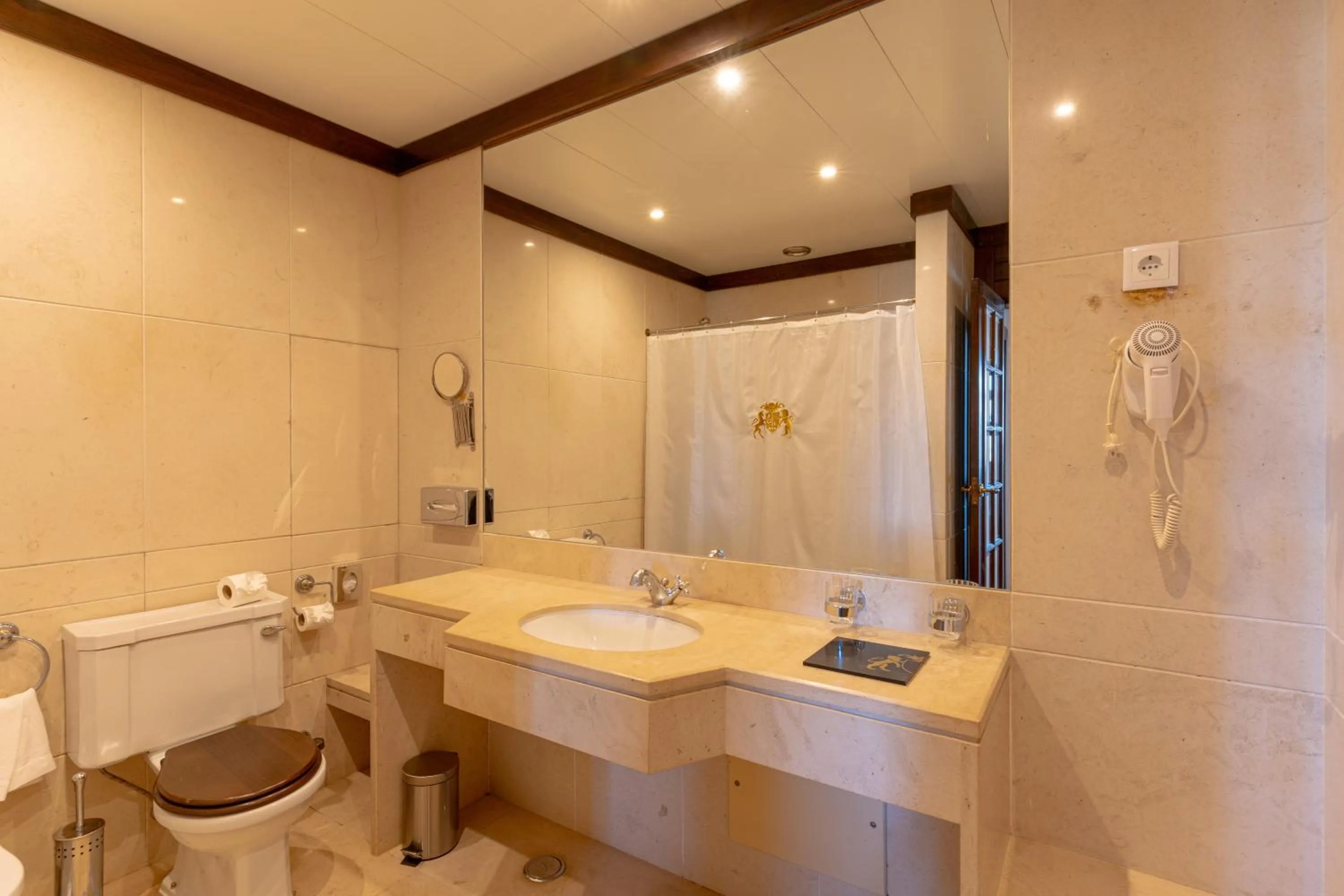 Bathroom in Hotel Inglaterra - Charme & Boutique