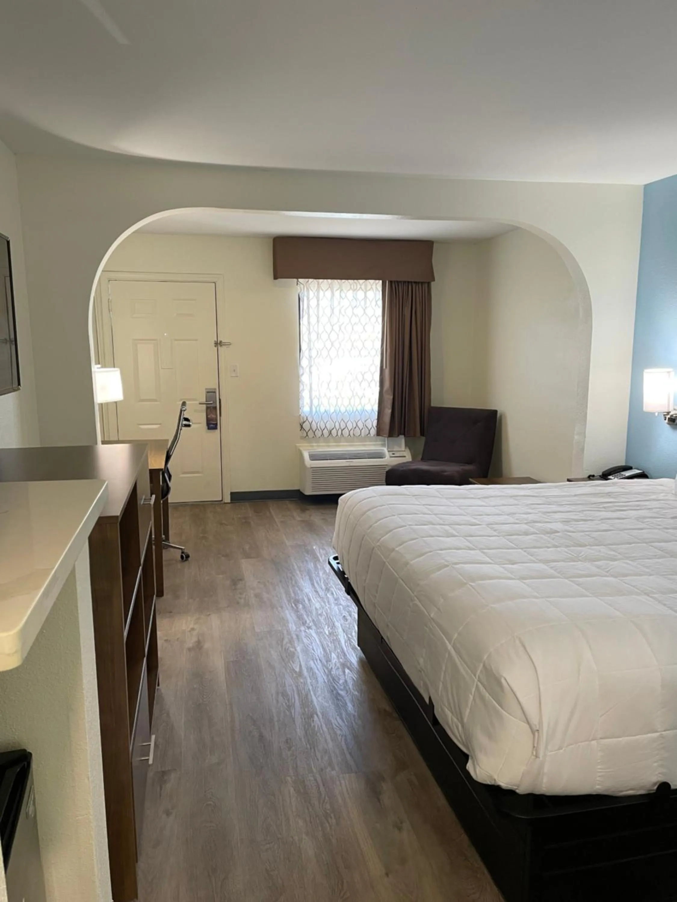 Photo of the whole room, Bed in Baymont by Wyndham Biloxi - Ocean Springs