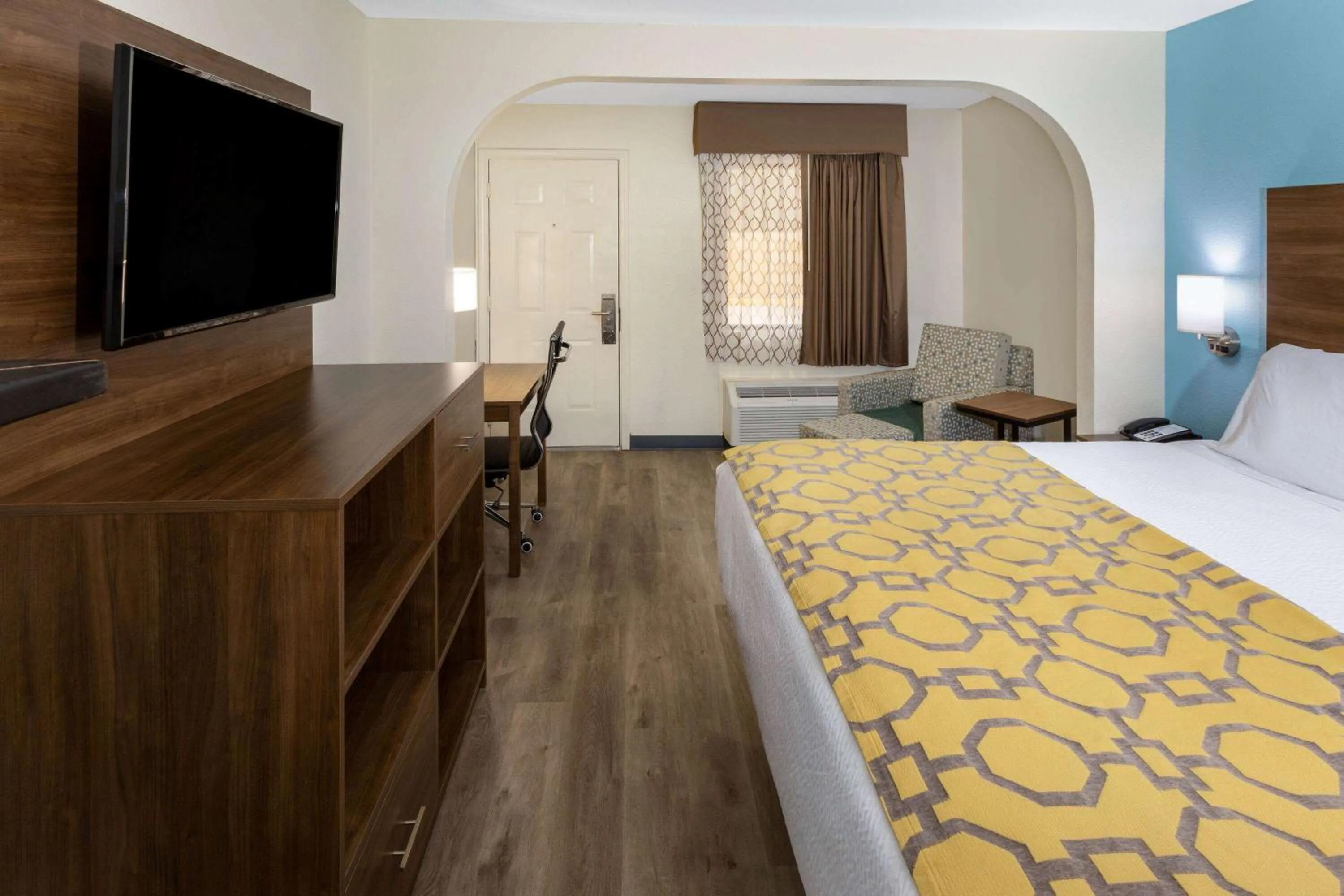 Photo of the whole room, Bed in Baymont by Wyndham Biloxi - Ocean Springs