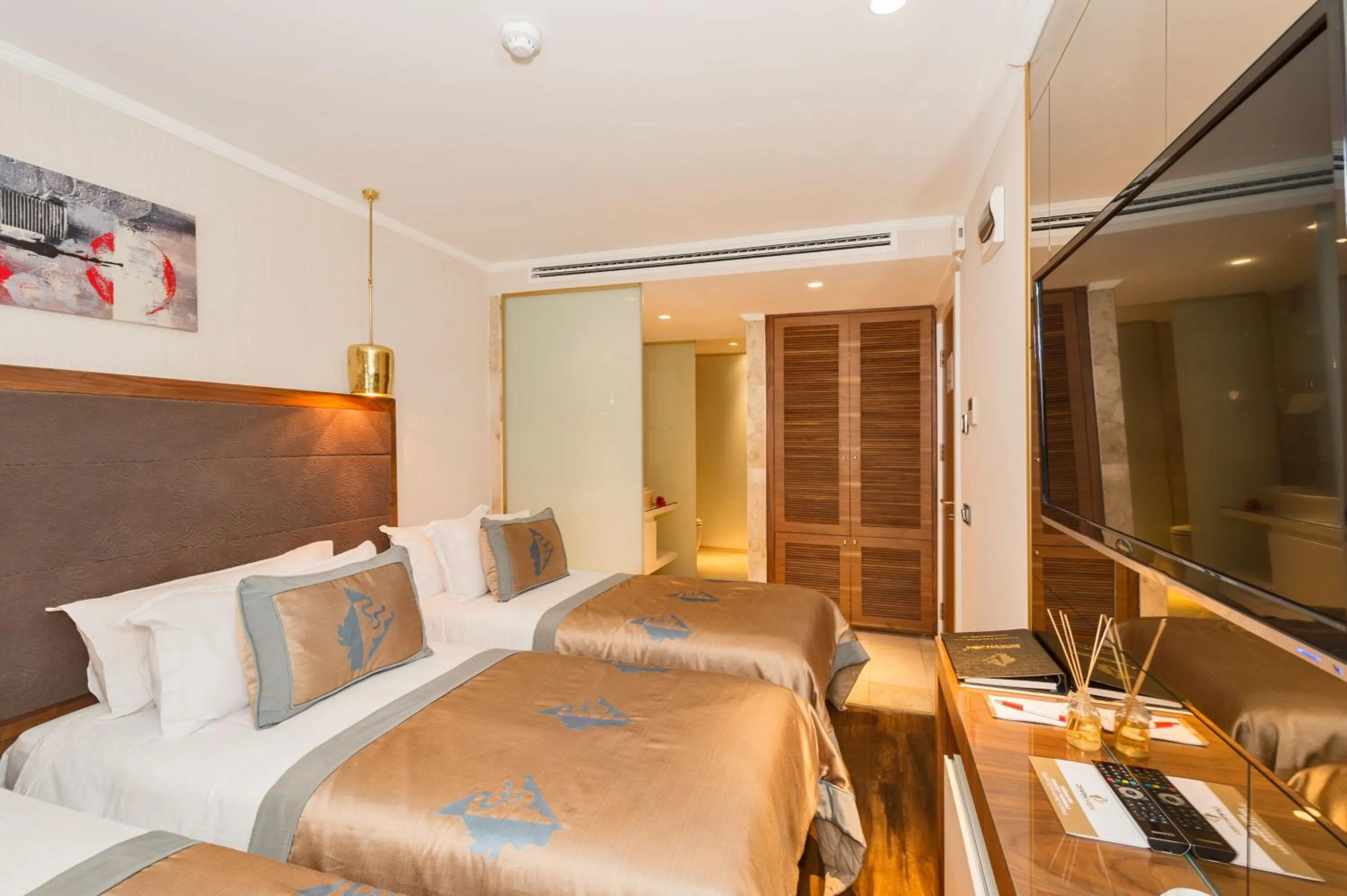 Photo of the whole room, Bed in Darkmen Hotel