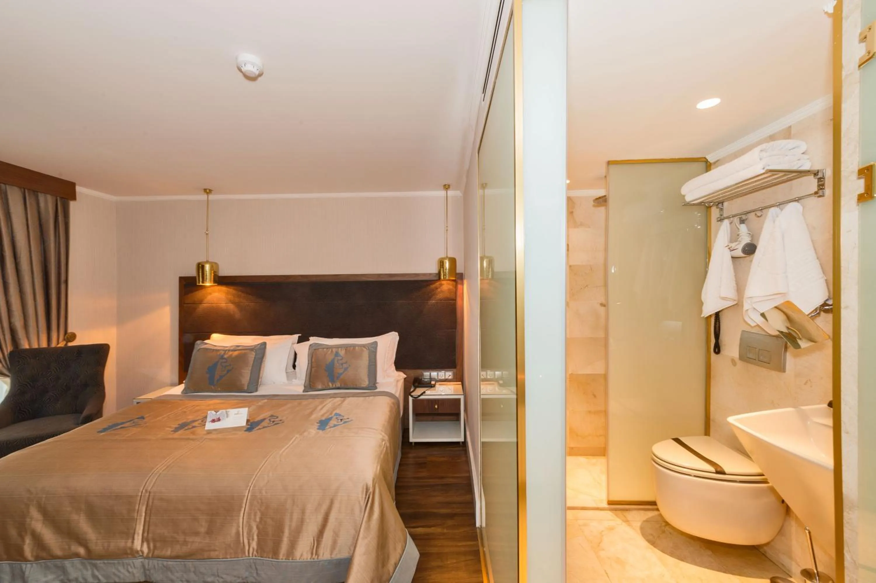 Photo of the whole room, Bed in Darkmen Hotel