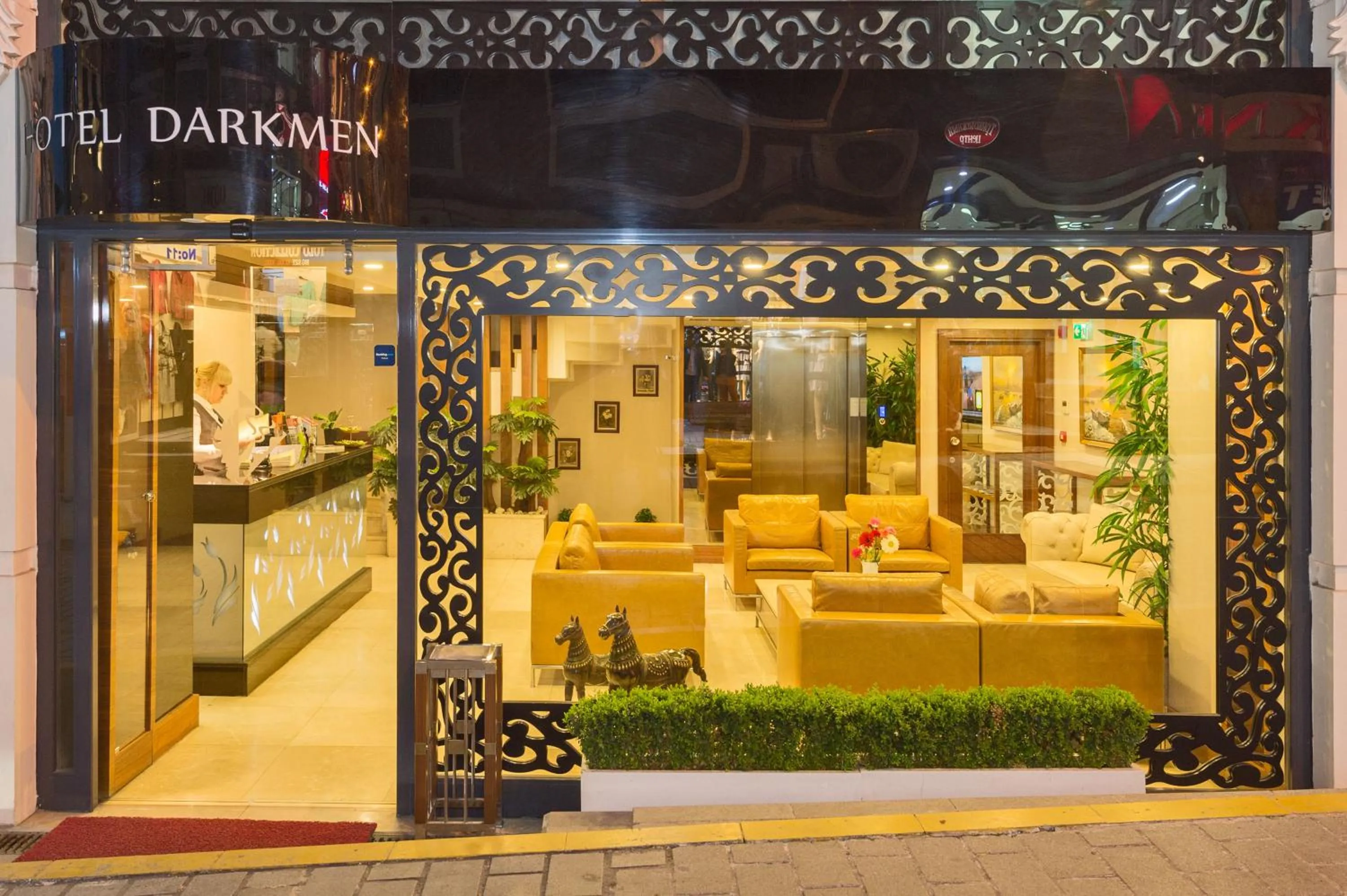 Facade/entrance in Darkmen Hotel