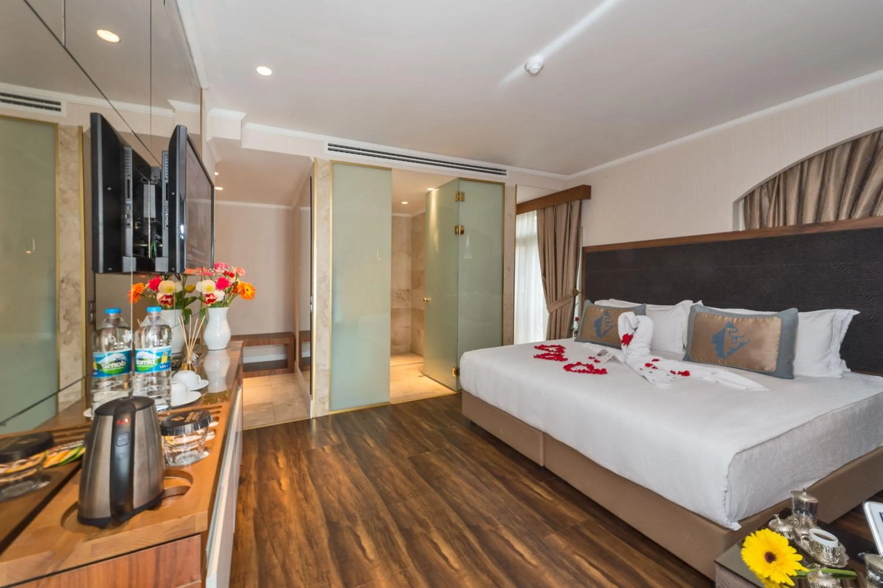 Massage, Bed in Darkmen Hotel