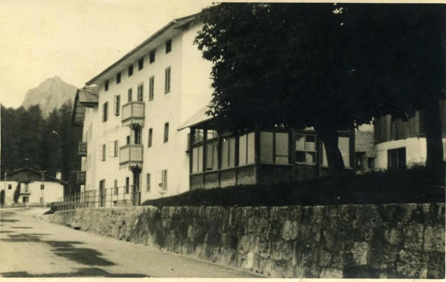 Property building in Hotel Des Alpes