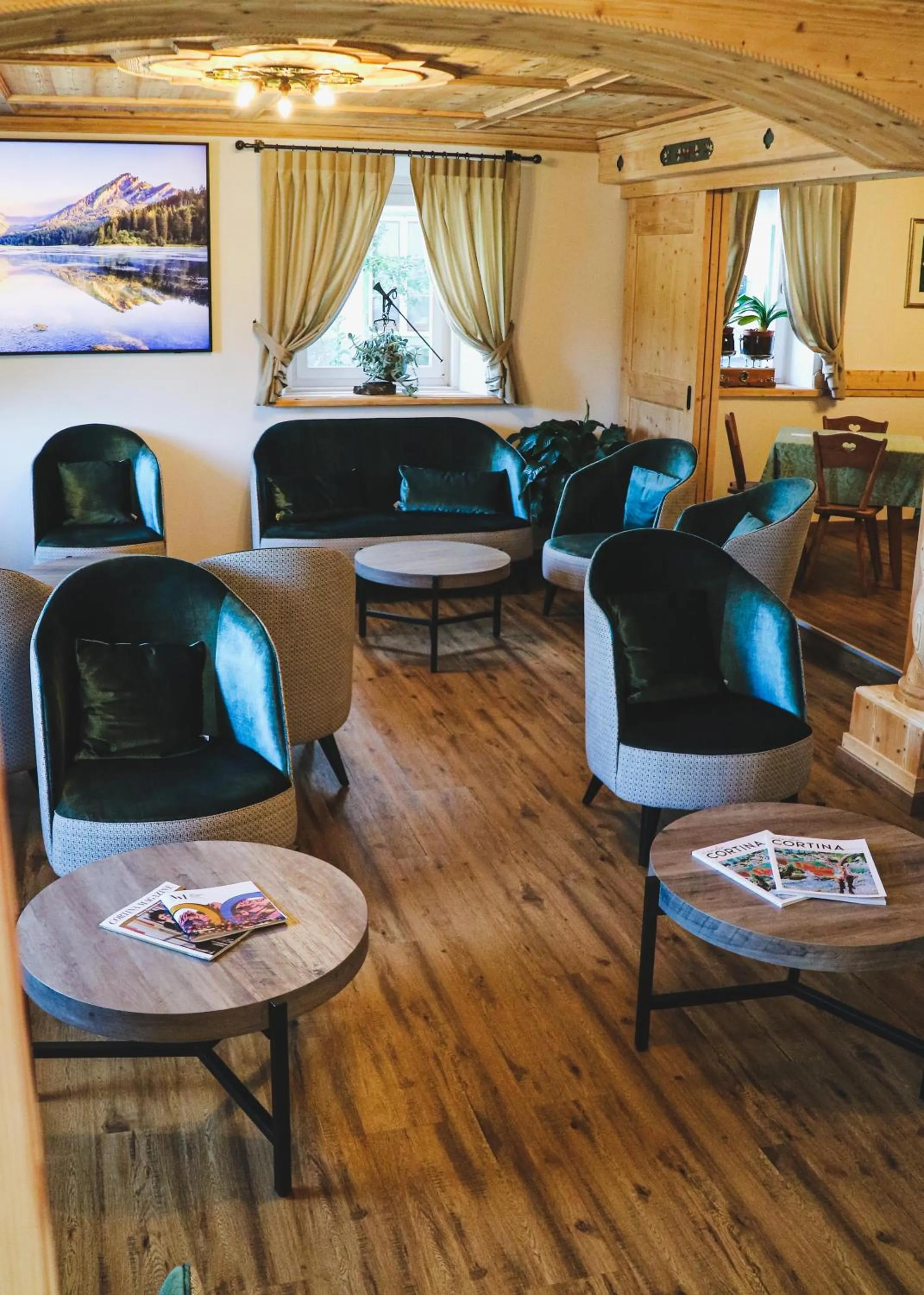 Communal lounge/ TV room in Hotel Des Alpes