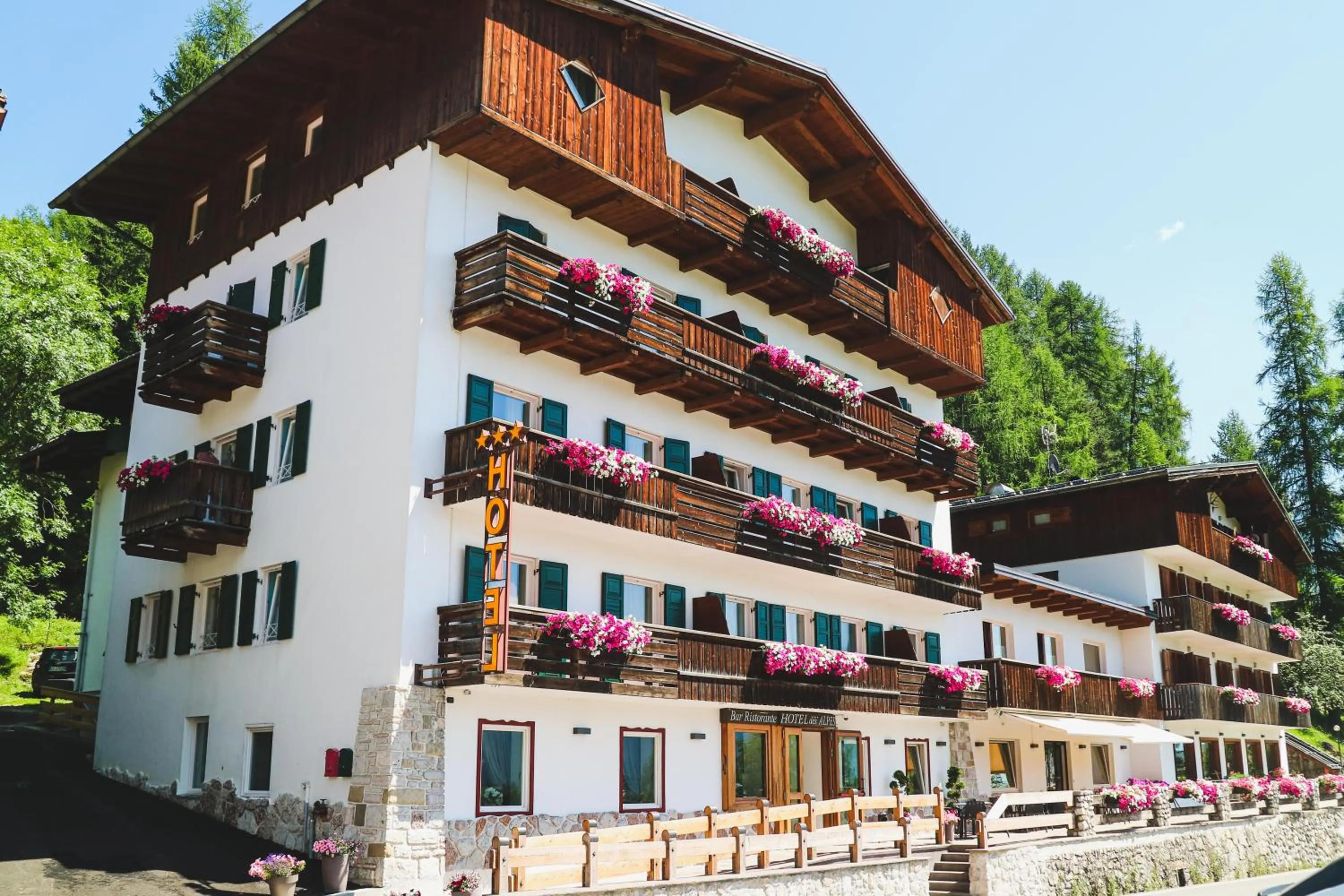 Property building in Hotel Des Alpes