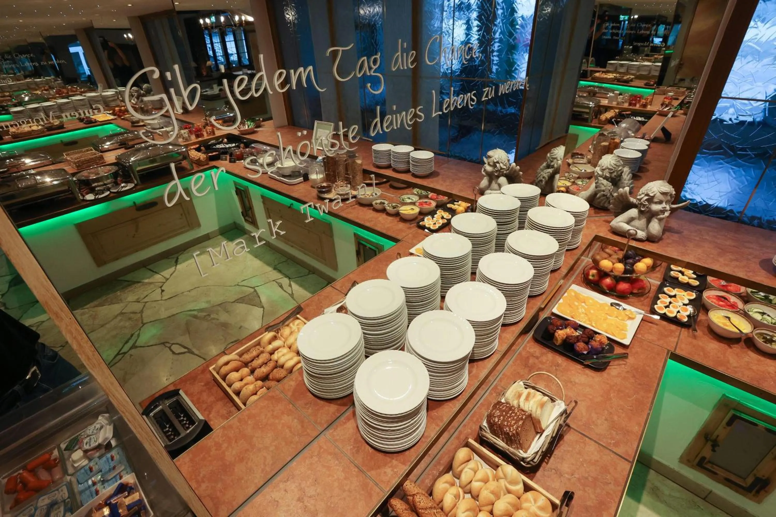 Restaurant/places to eat in ANA Panorama, Trademark Collection by Wyndham