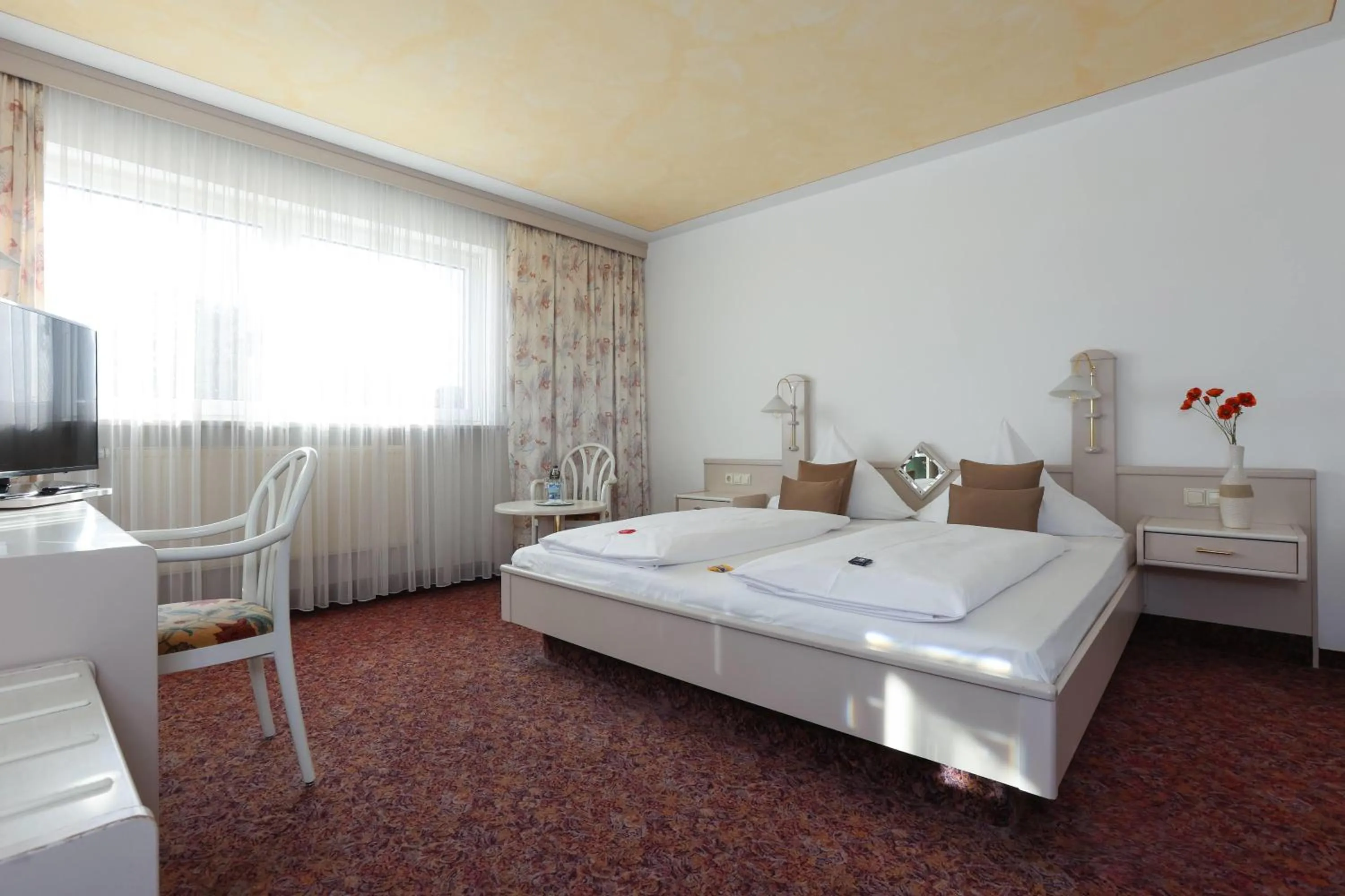 Photo of the whole room, Bed in ANA Panorama, Trademark Collection by Wyndham