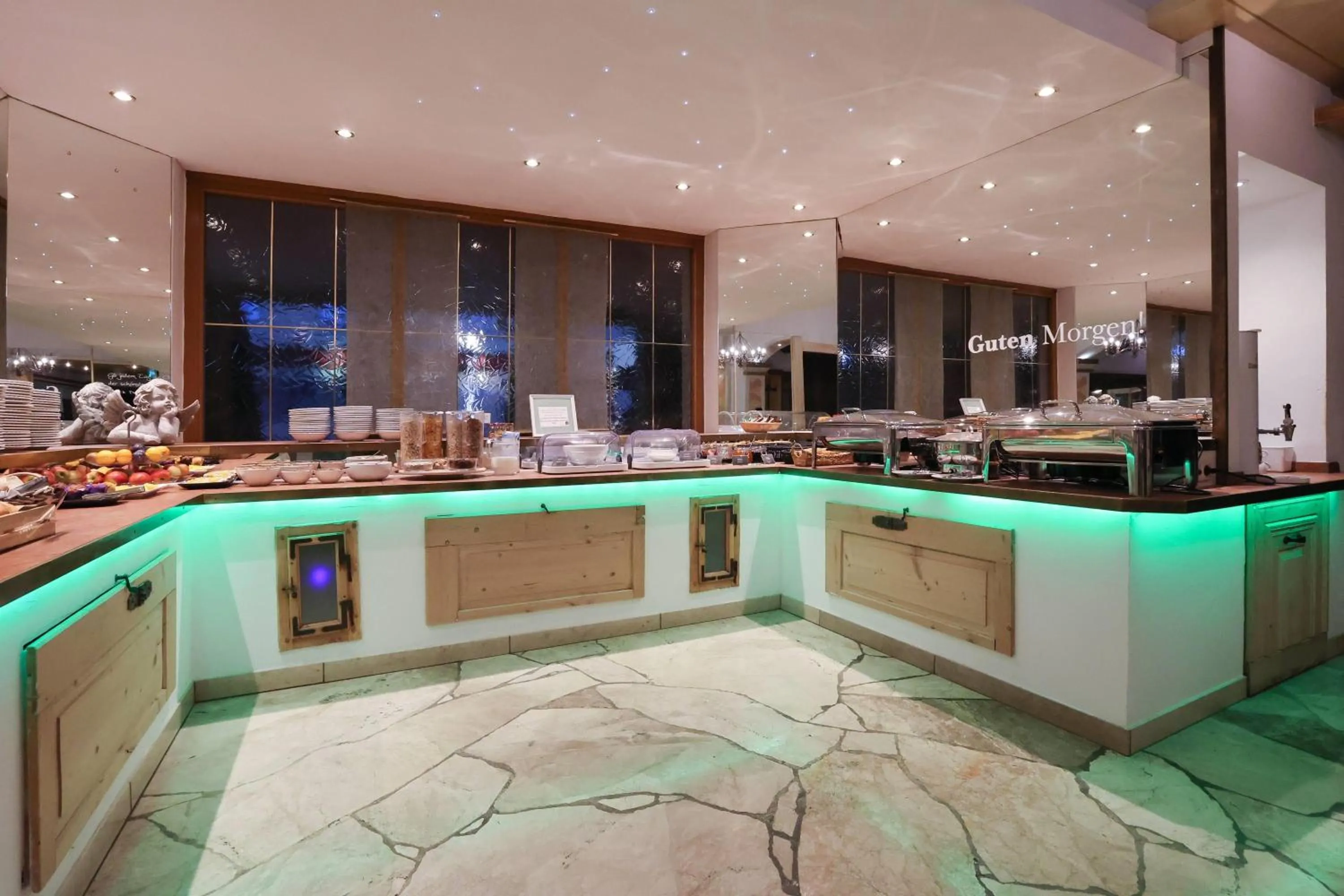 Restaurant/places to eat in ANA Panorama, Trademark Collection by Wyndham