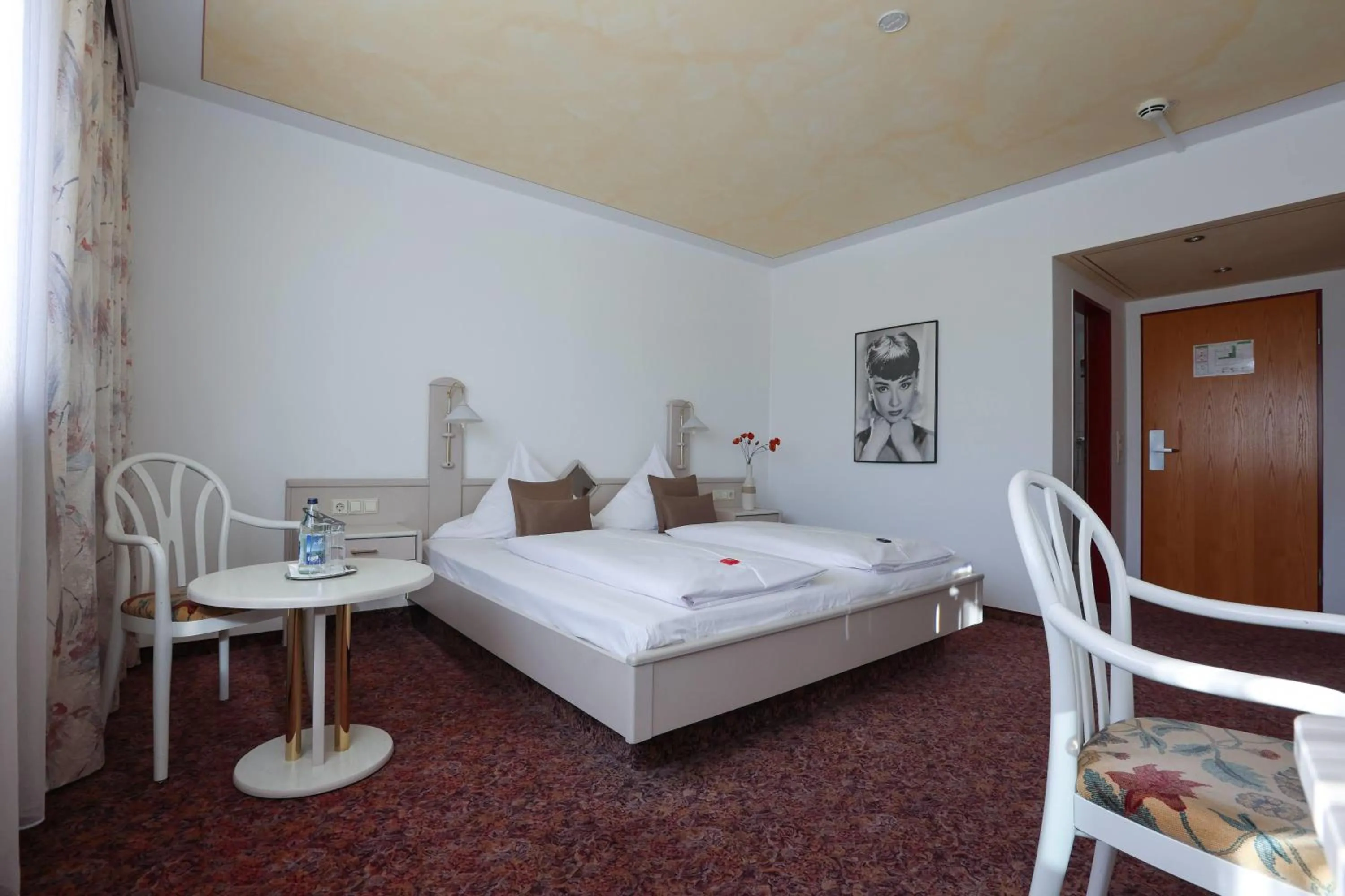 Photo of the whole room, Bed in ANA Panorama, Trademark Collection by Wyndham