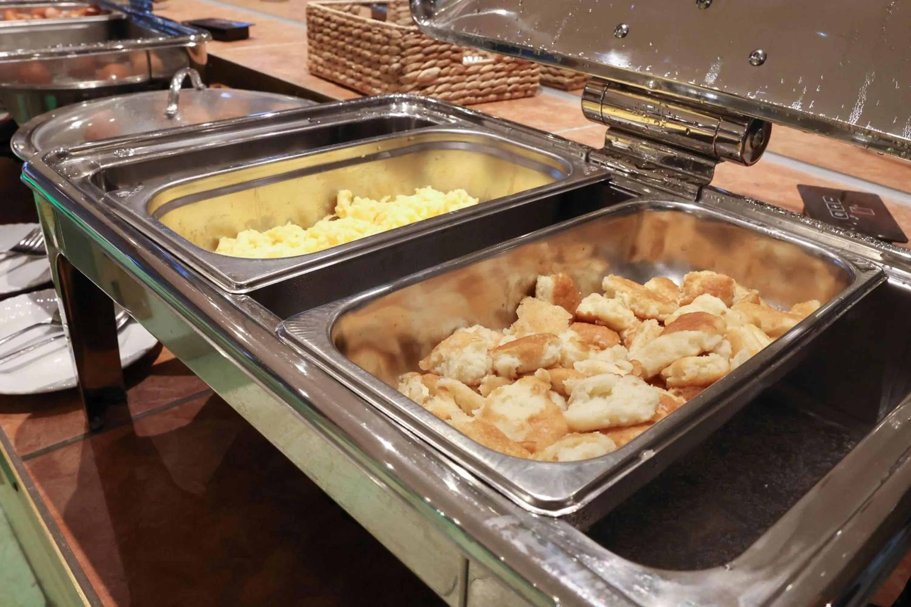 Restaurant/places to eat in ANA Panorama, Trademark Collection by Wyndham