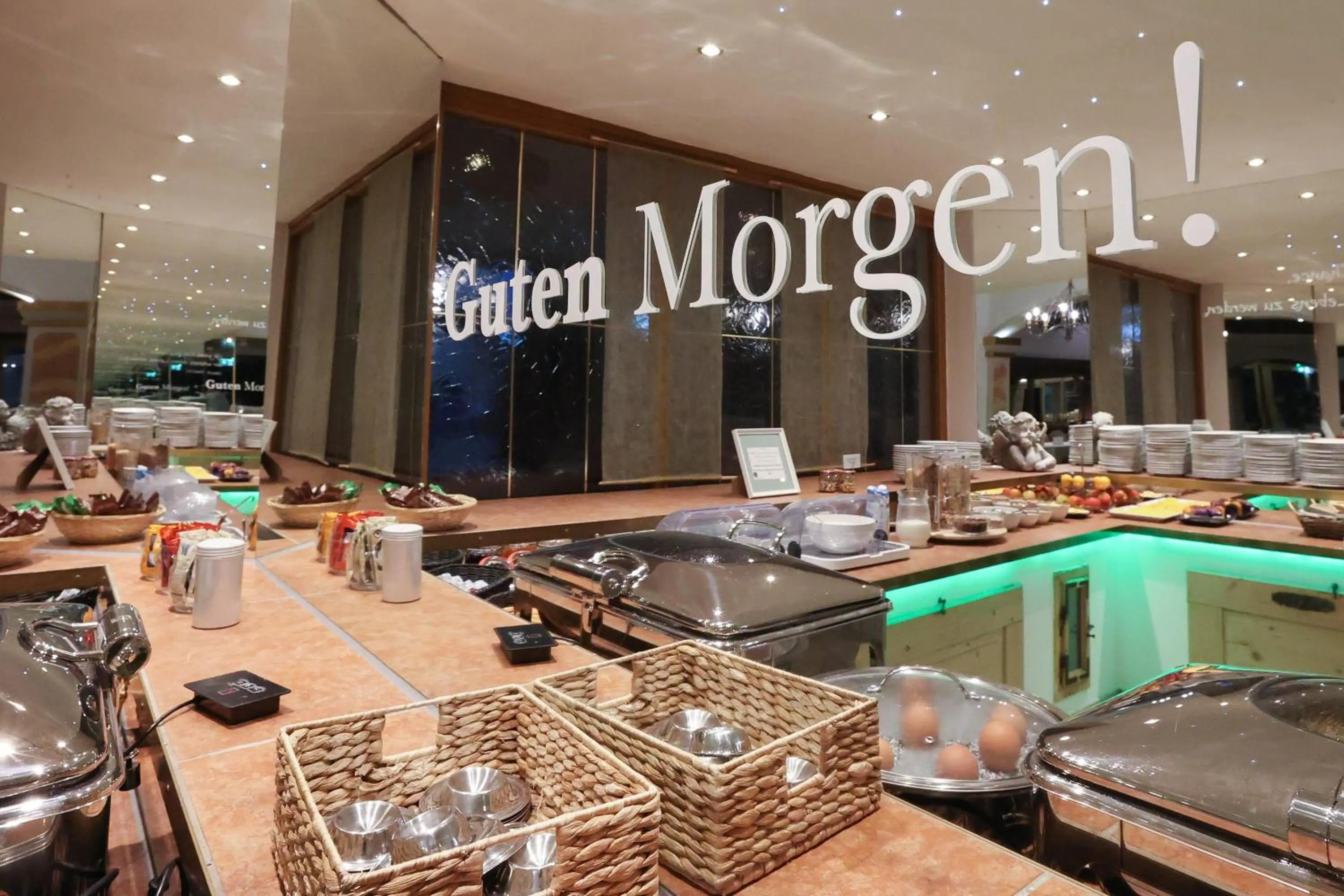 Restaurant/places to eat in ANA Panorama, Trademark Collection by Wyndham