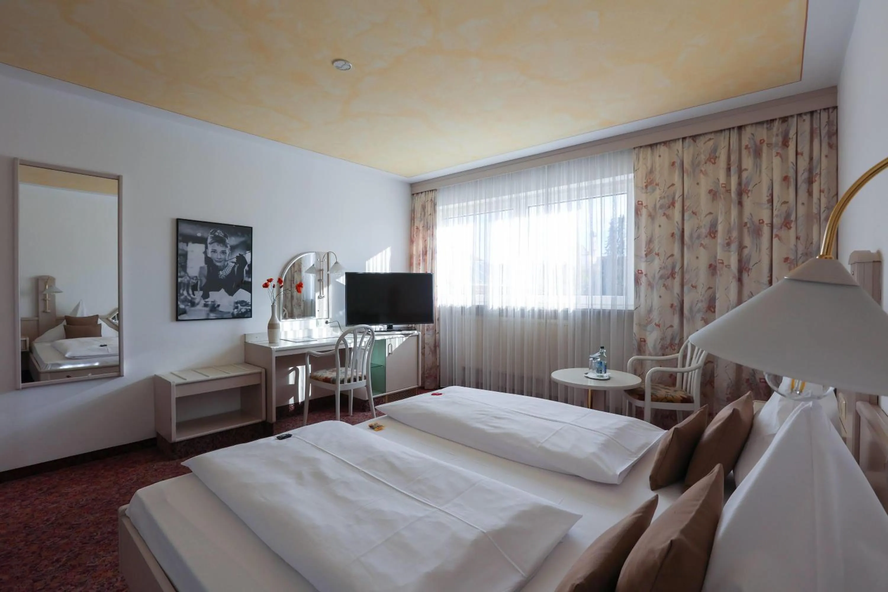 Photo of the whole room, Bed in ANA Panorama, Trademark Collection by Wyndham