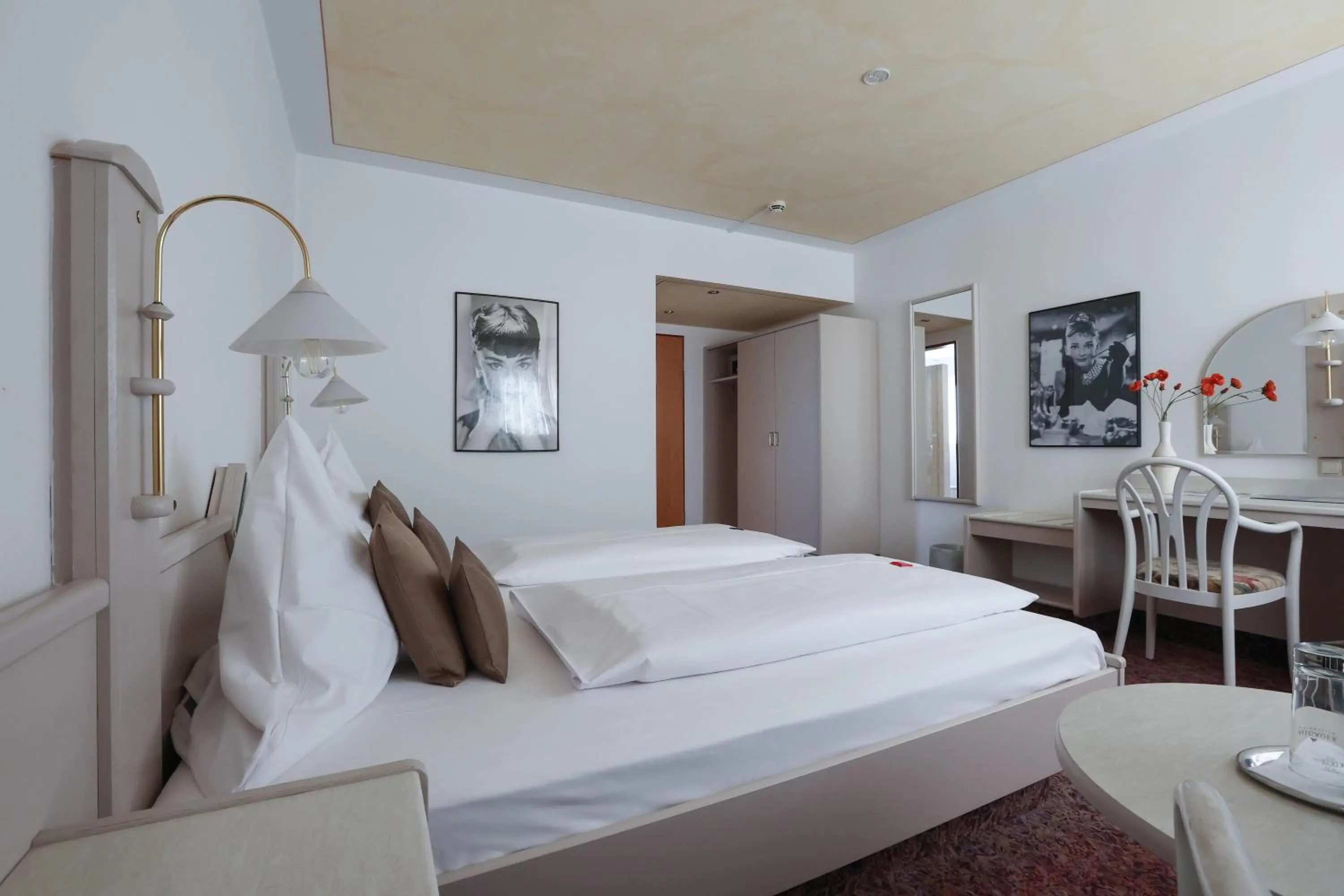 Photo of the whole room, Bed in ANA Panorama, Trademark Collection by Wyndham