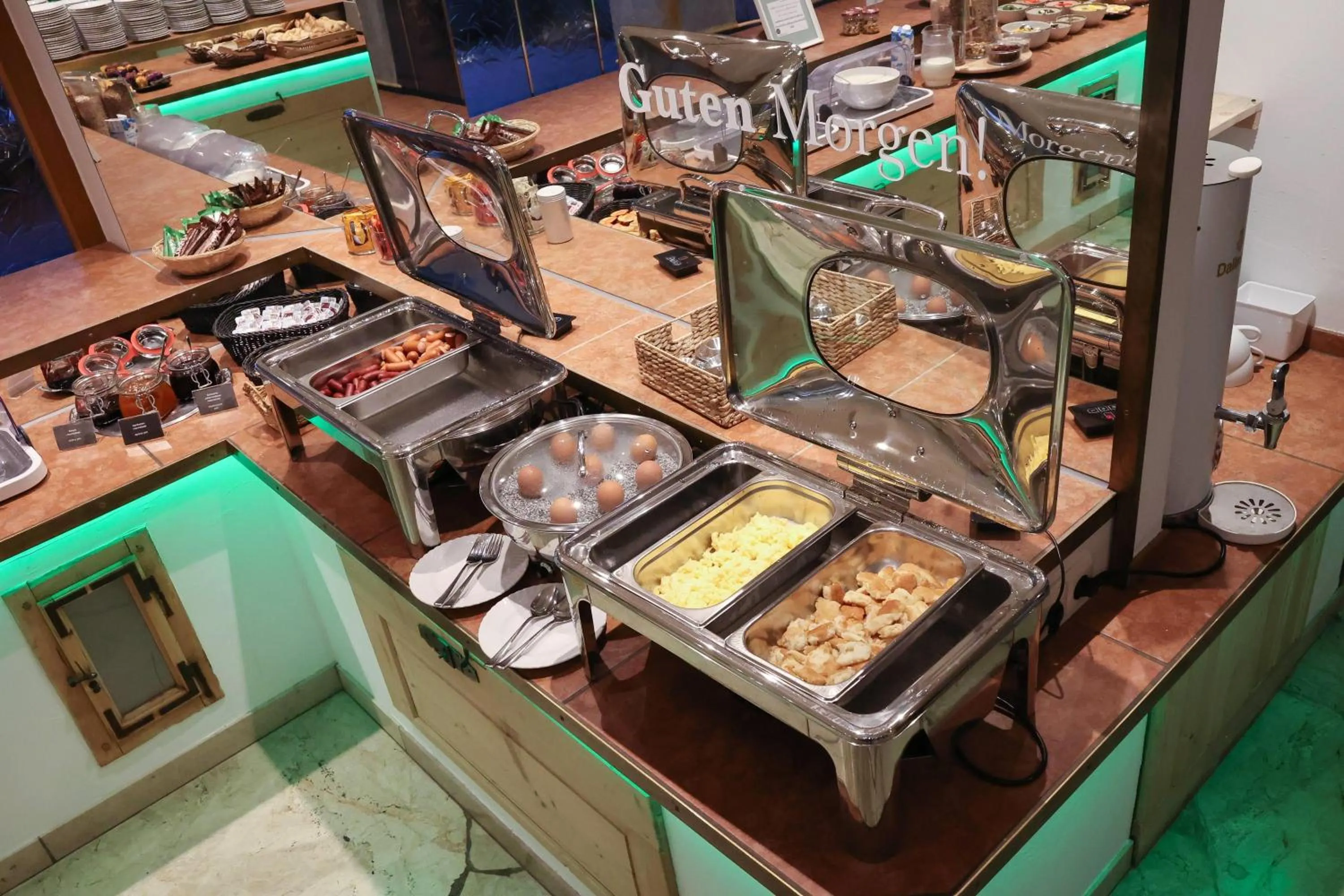 Restaurant/places to eat in ANA Panorama, Trademark Collection by Wyndham