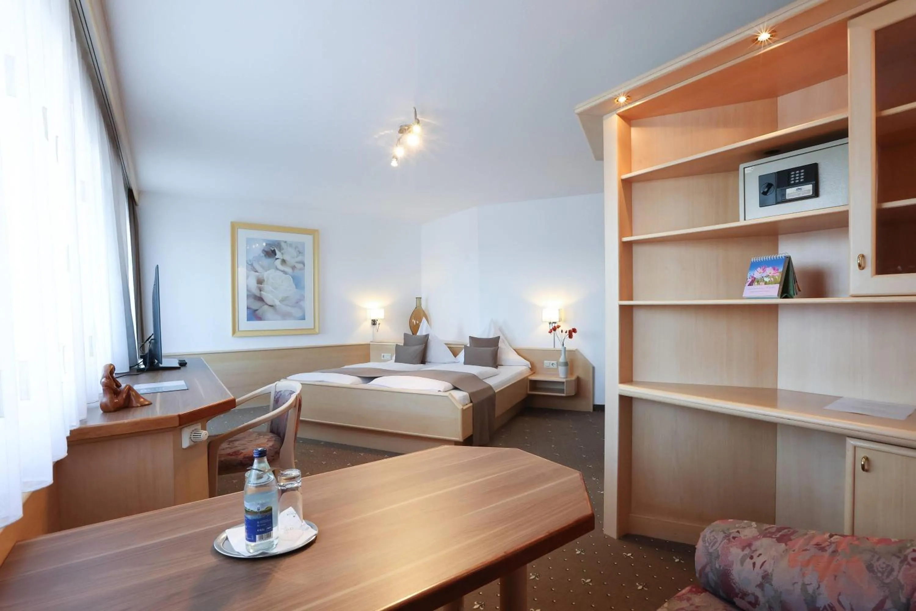 Photo of the whole room, Bed in ANA Panorama, Trademark Collection by Wyndham