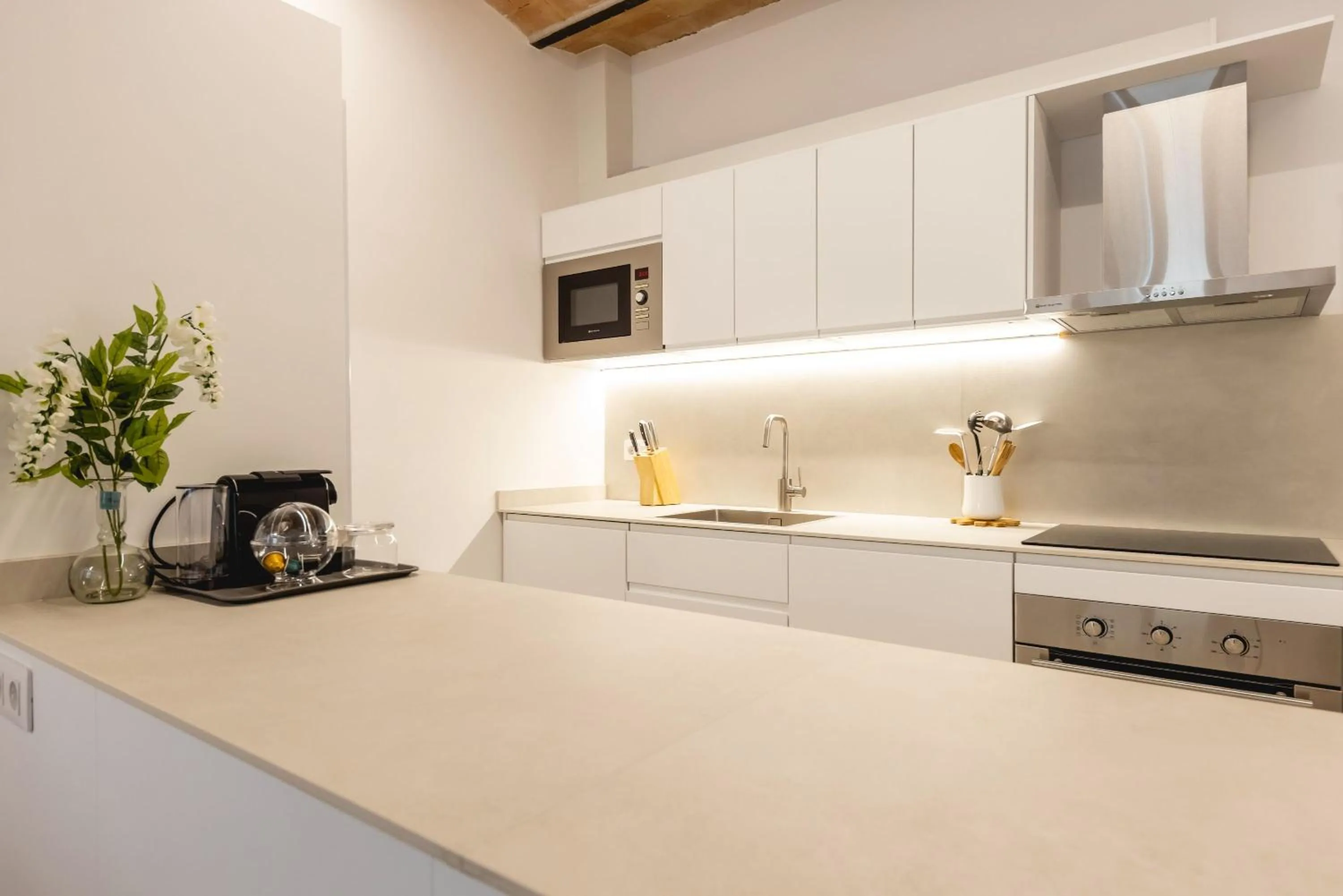 Coffee/tea facilities in Bravissimo Cort Reial Entresol B